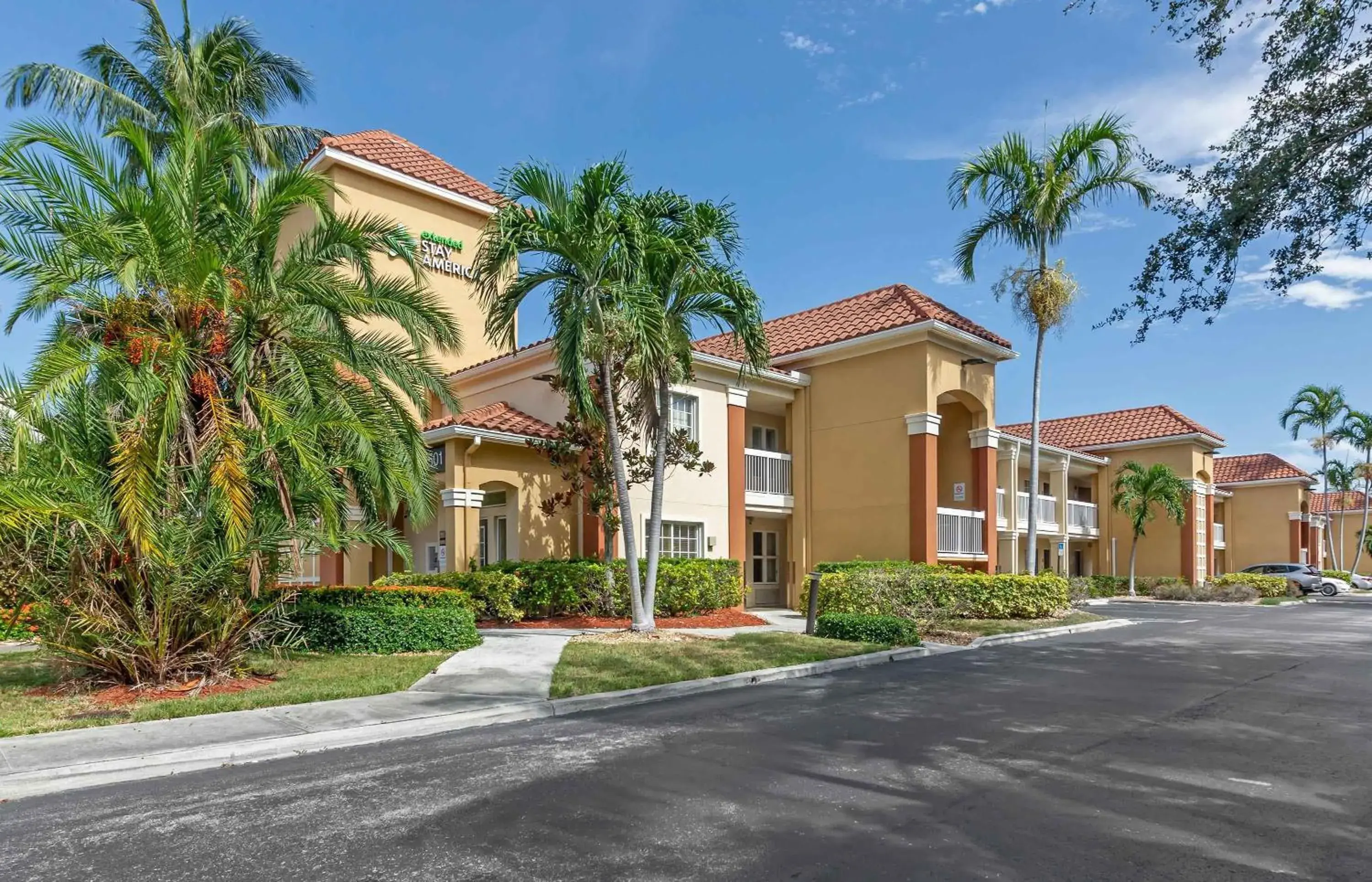 Property building in Extended Stay America Suites - Boca Raton - Commerce Property building in Extended Stay America Suites - Boca Raton - Commerce