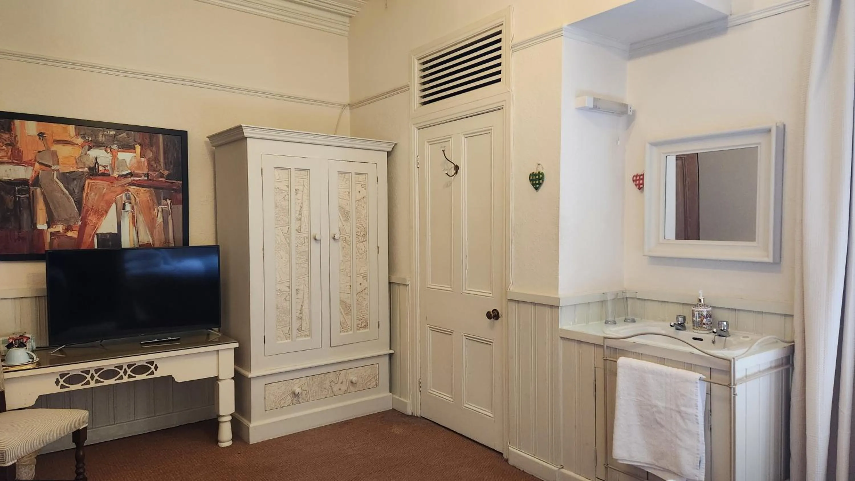 TV and multimedia in OYO Cornerstone Manor Hotel