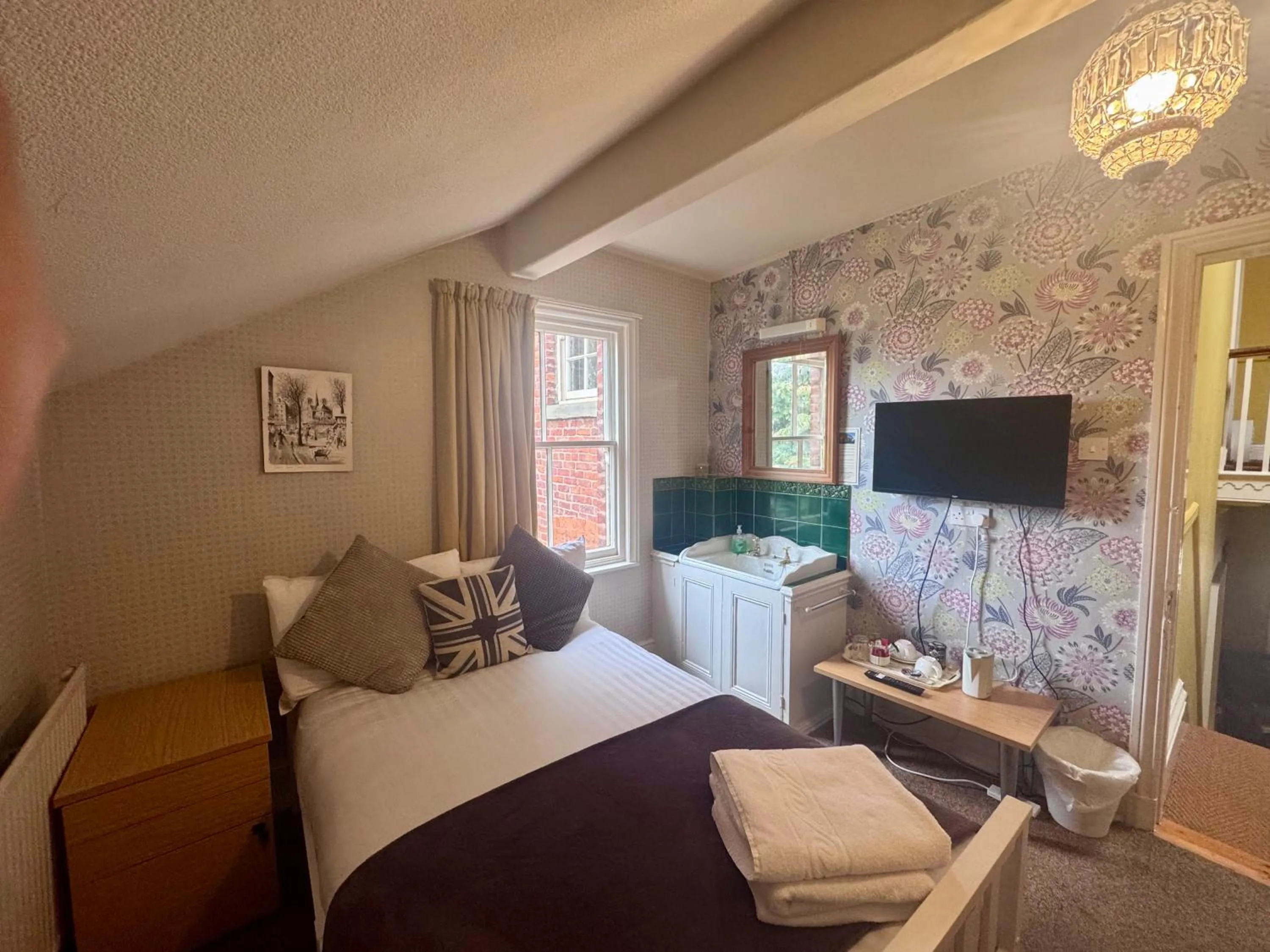 TV and multimedia, Bed in OYO Cornerstone Manor Hotel