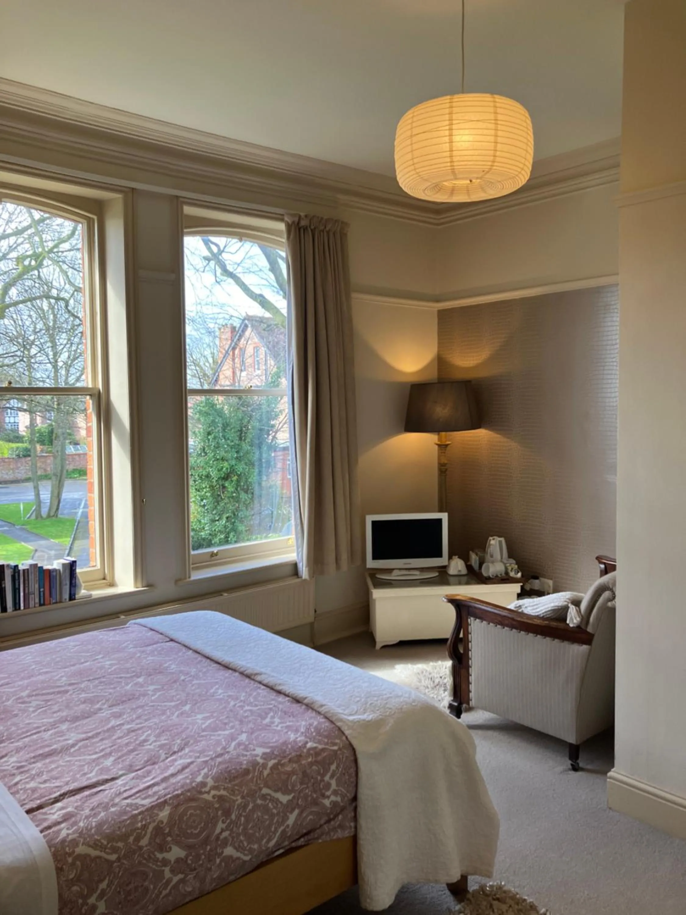 Shower, Bed in OYO Cornerstone Manor Hotel