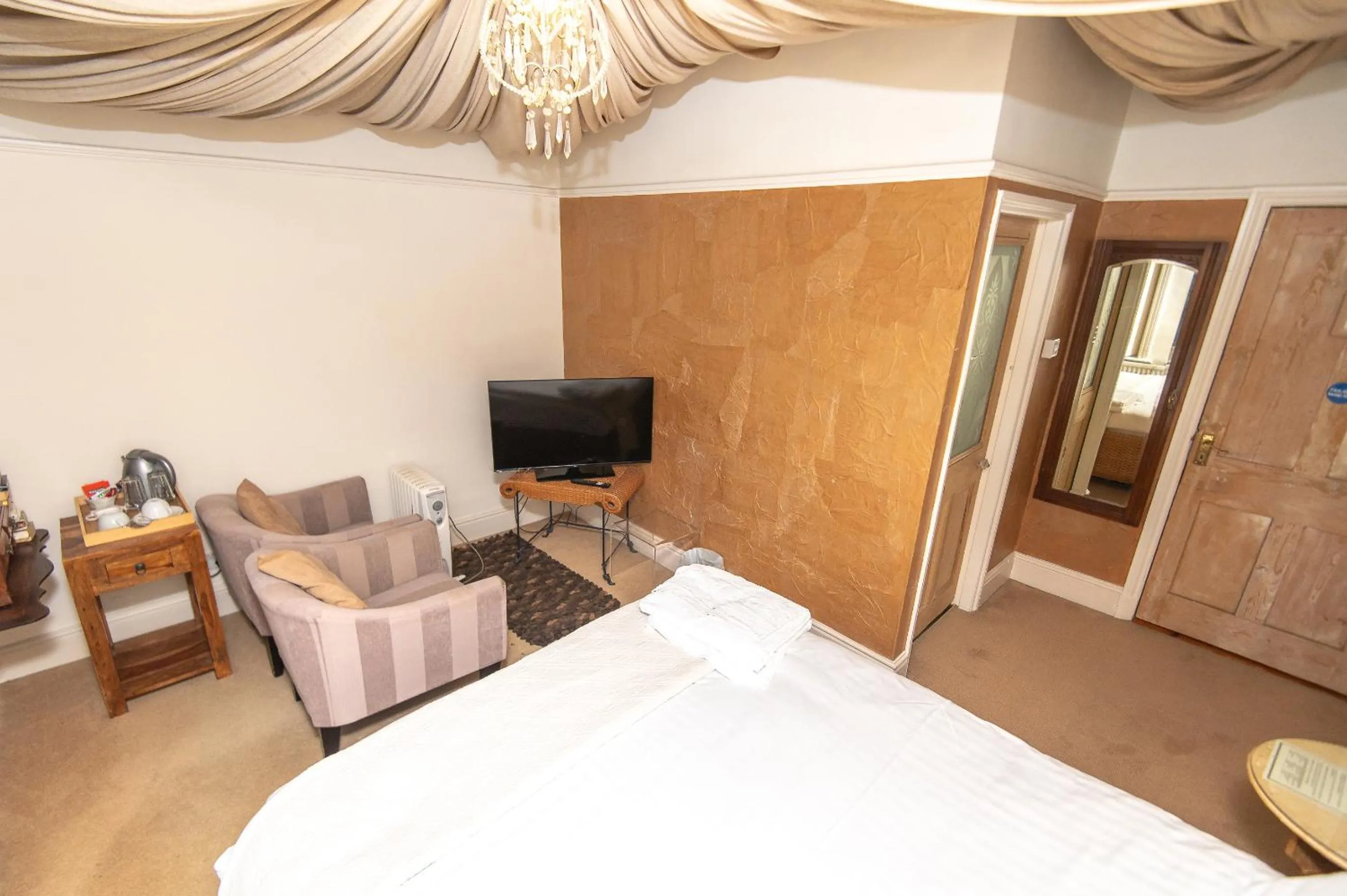 Bedroom, Bed in OYO Cornerstone Manor Hotel
