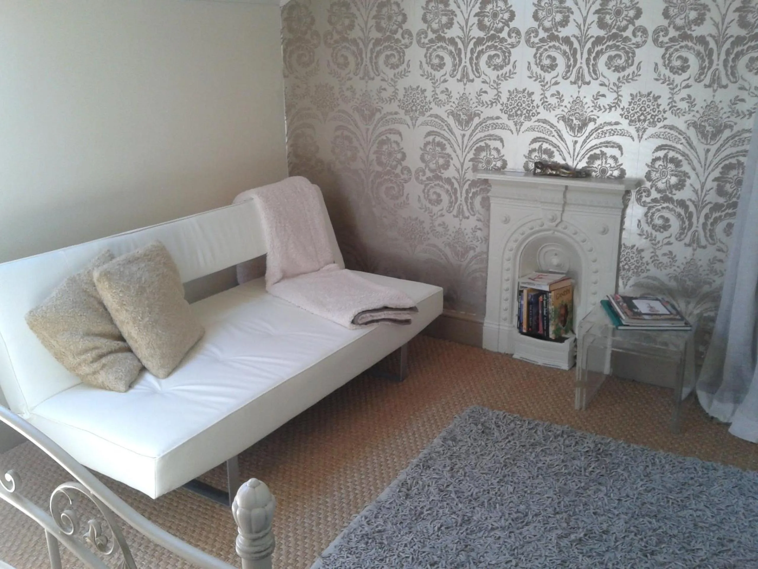 Living room, Bed in OYO Cornerstone Manor Hotel