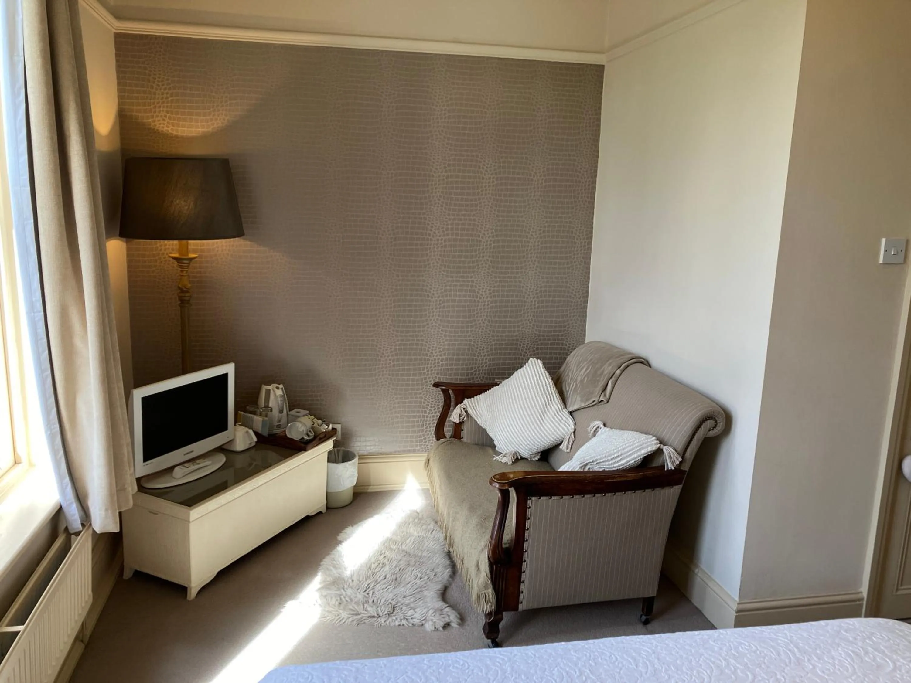 Shower, Bed in OYO Cornerstone Manor Hotel