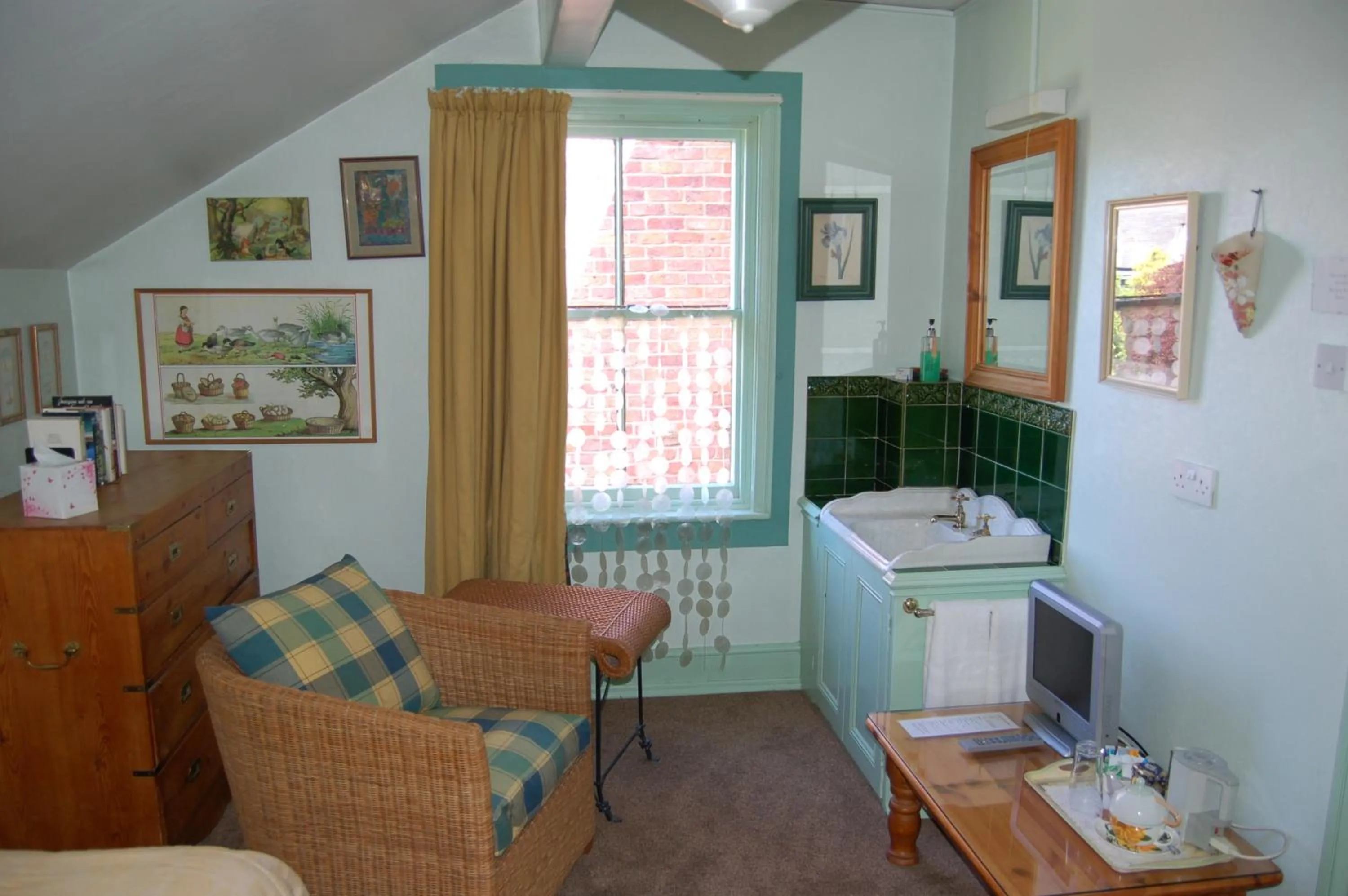 TV and multimedia in OYO Cornerstone Manor Hotel