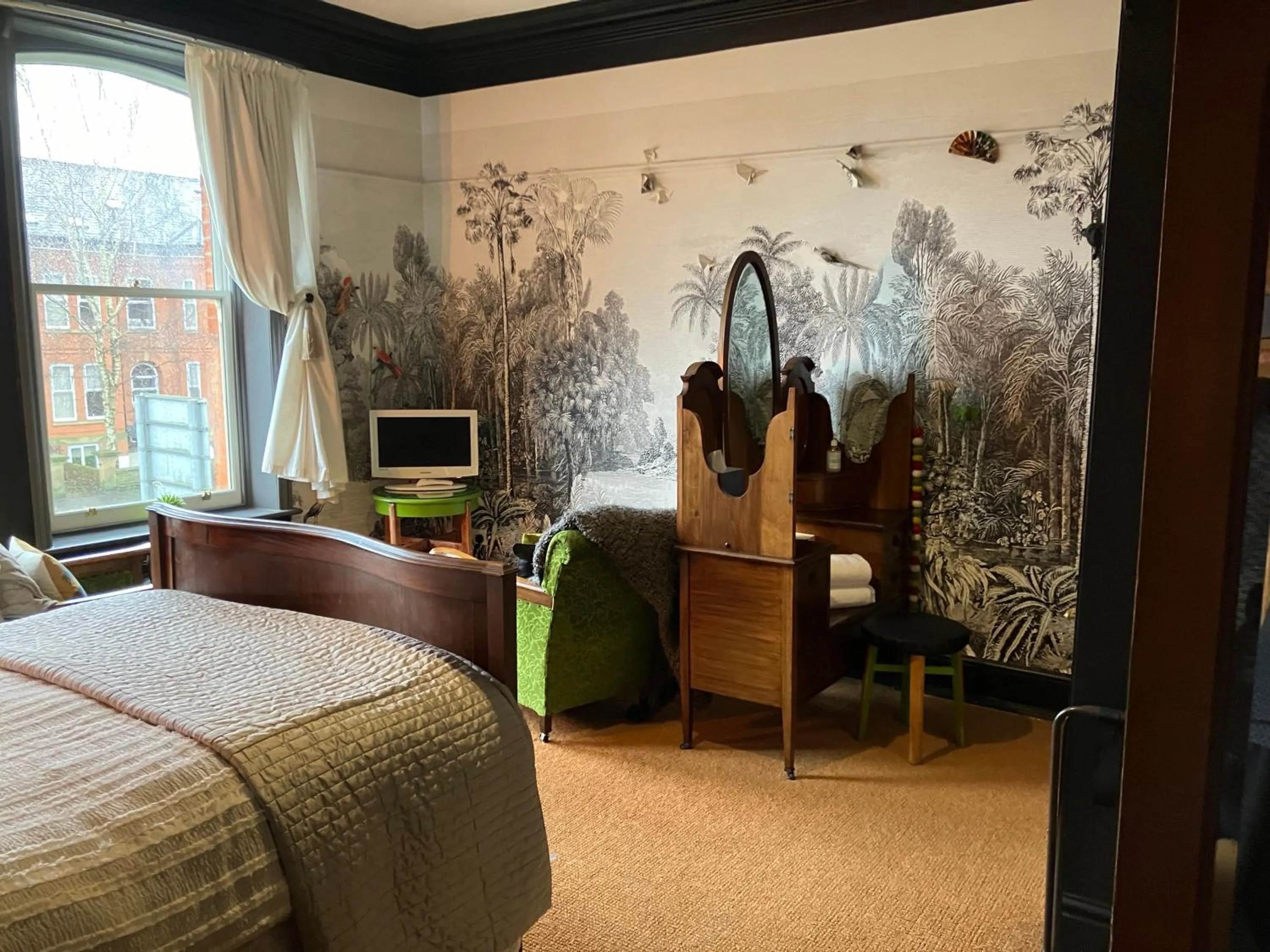 Shower, Bed in OYO Cornerstone Manor Hotel