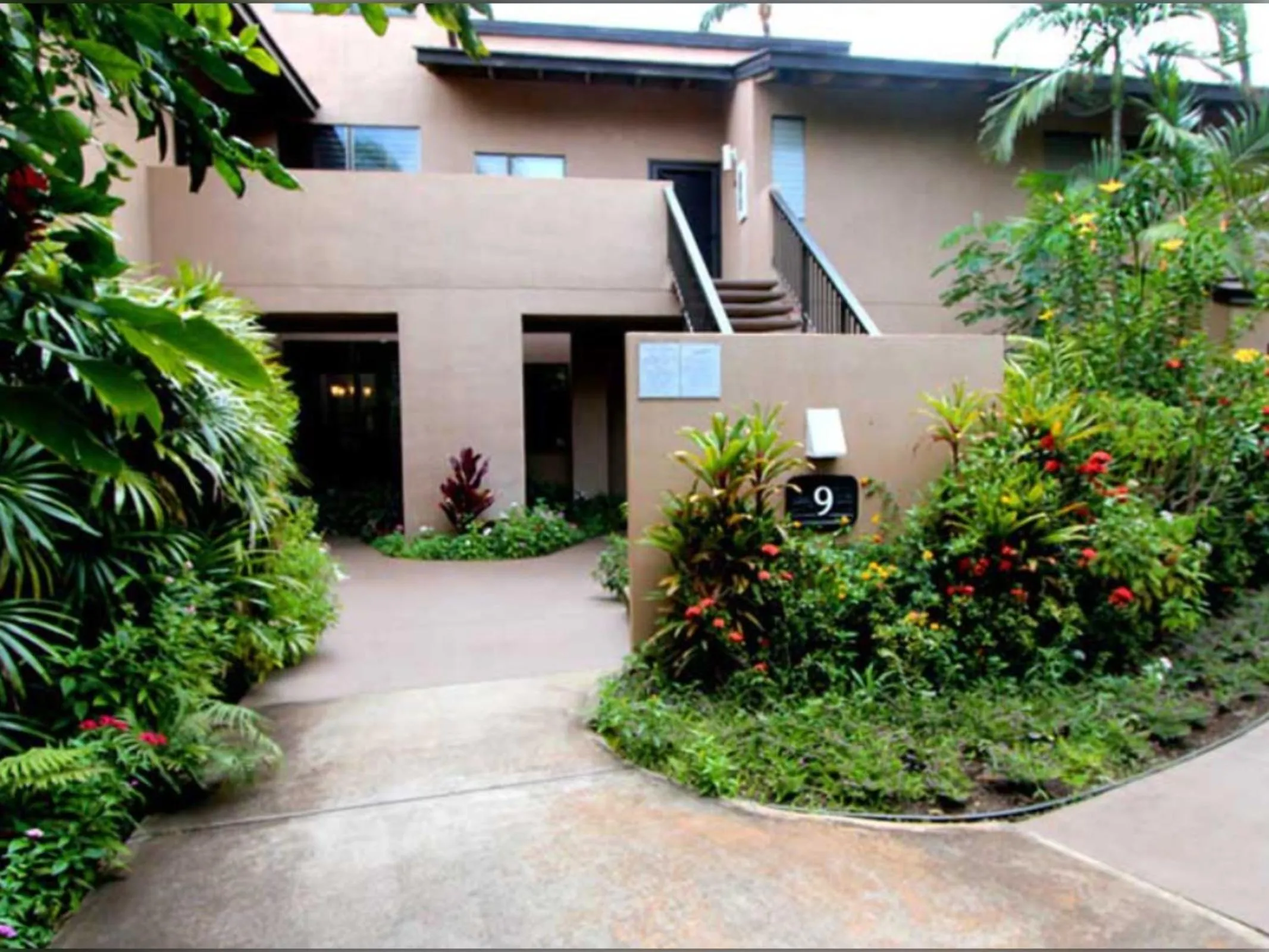 Facade/entrance in 9B EKAHI VILLAGE-STUDIO BATH, GARDEN VIEW - 1 MINUTE STROLL to BEACH!