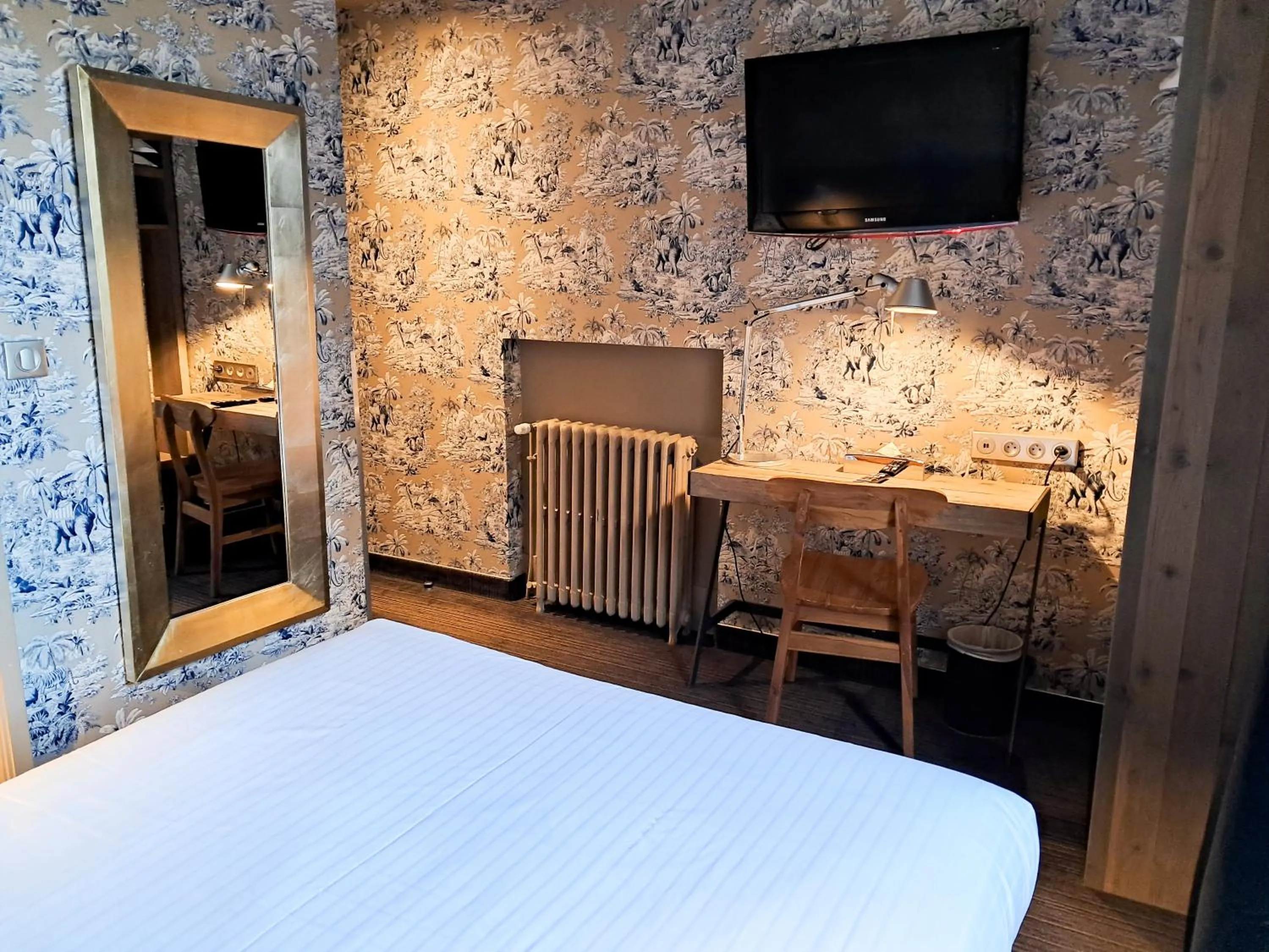 Photo of the whole room, Bed in Hôtel de Paris