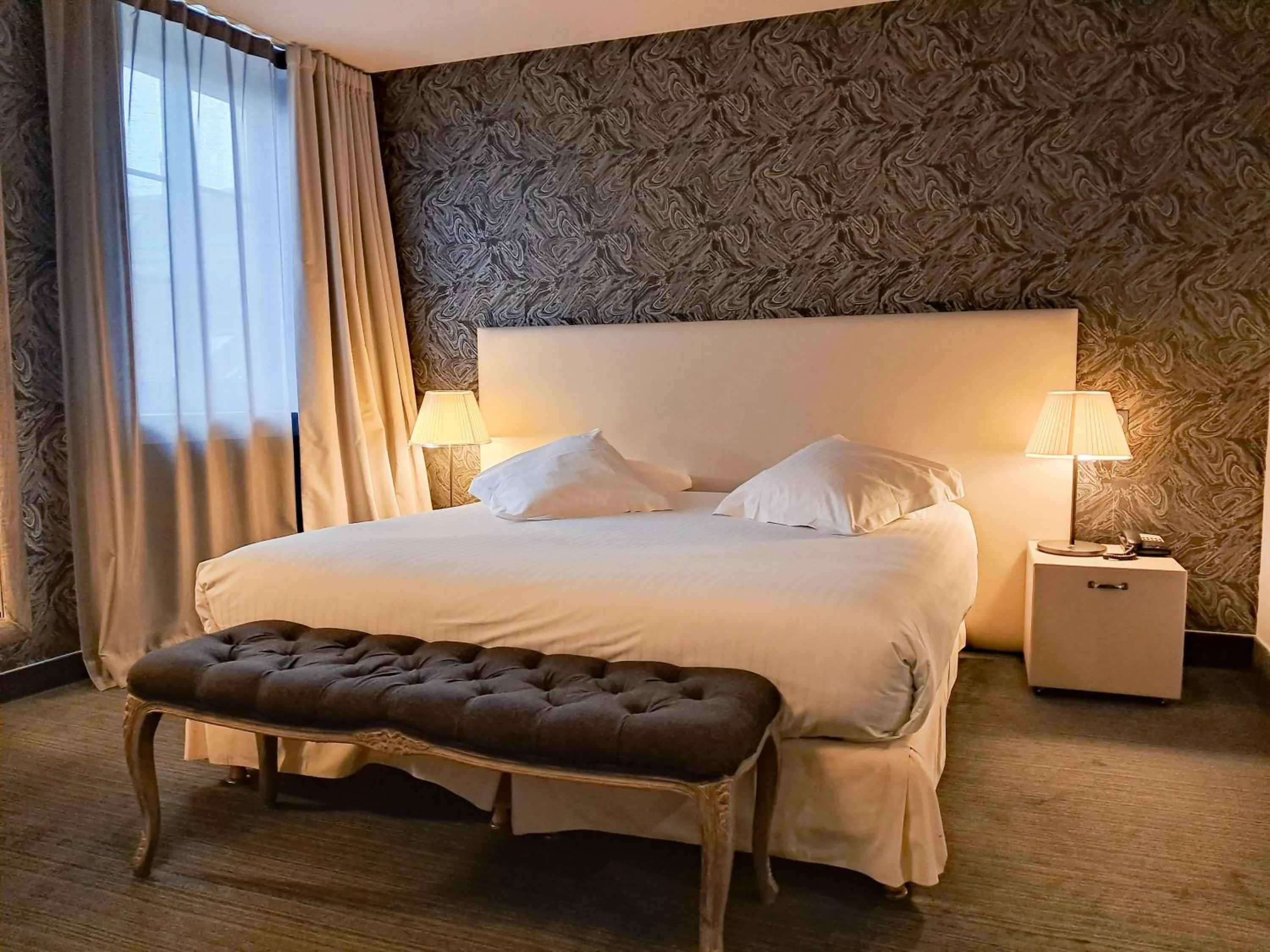 Photo of the whole room, Bed in Hôtel de Paris