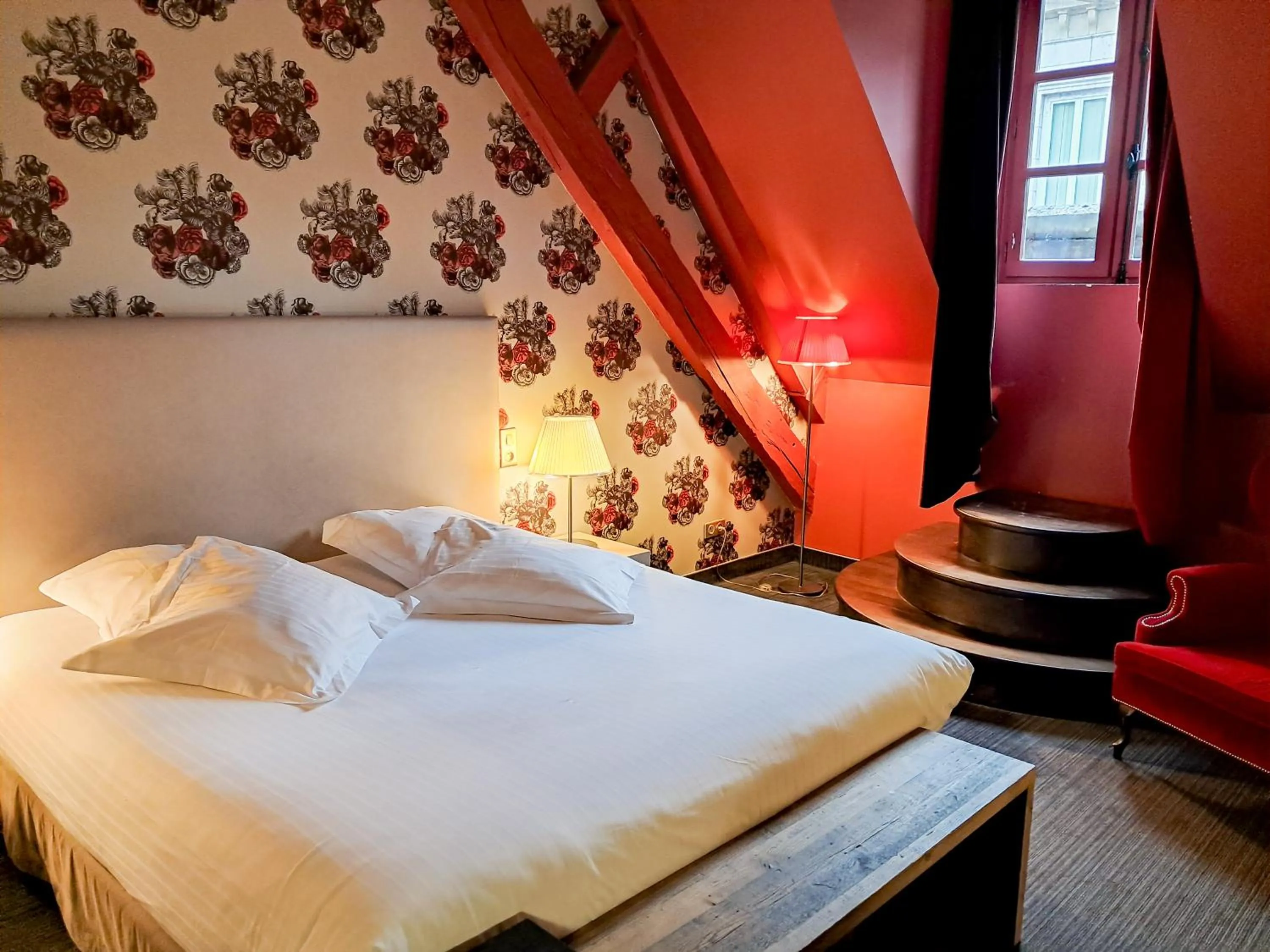 Photo of the whole room, Bed in Hôtel de Paris