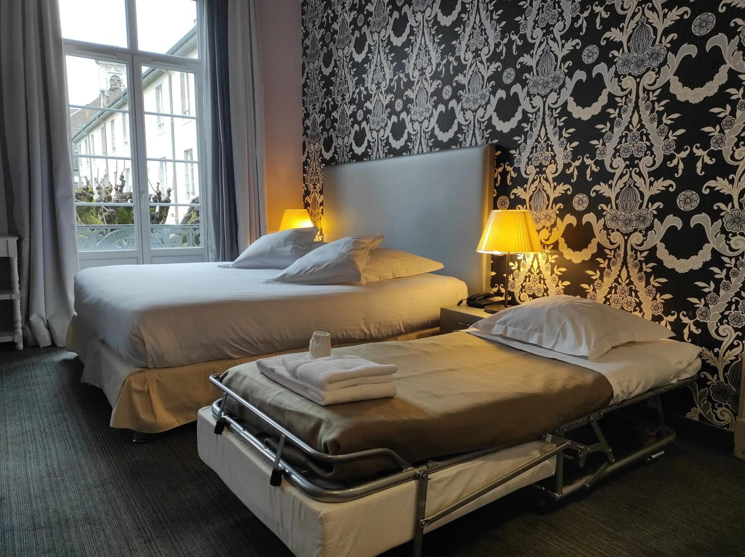 Family, Bed in Hôtel de Paris