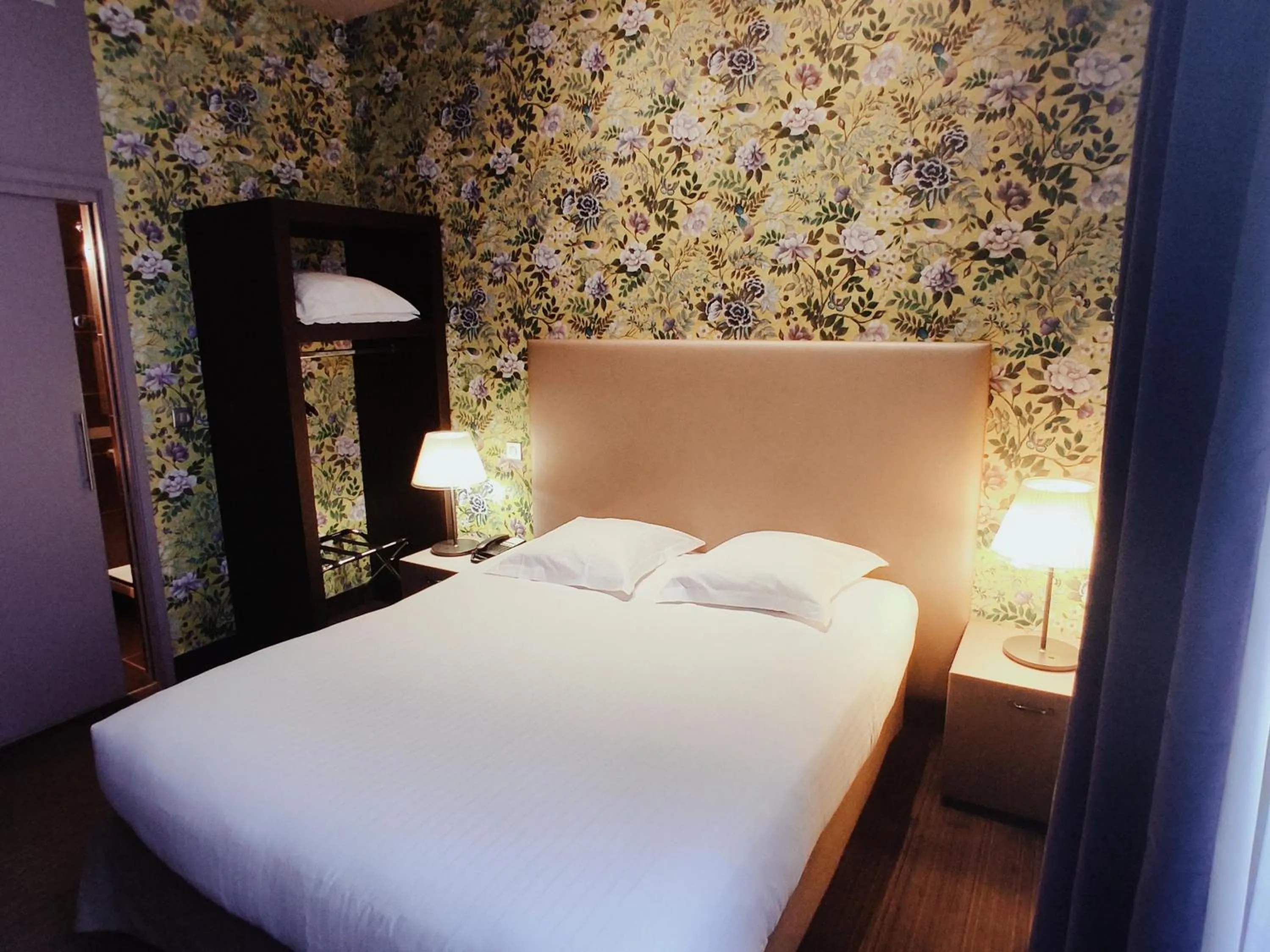 Bedroom, Bed in Hôtel de Paris