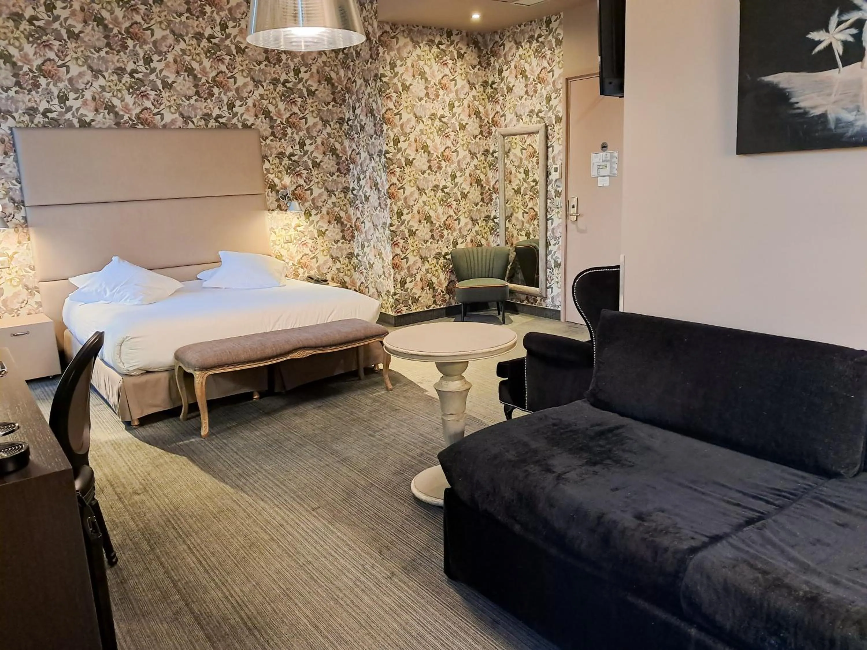 Photo of the whole room, Bed in Hôtel de Paris