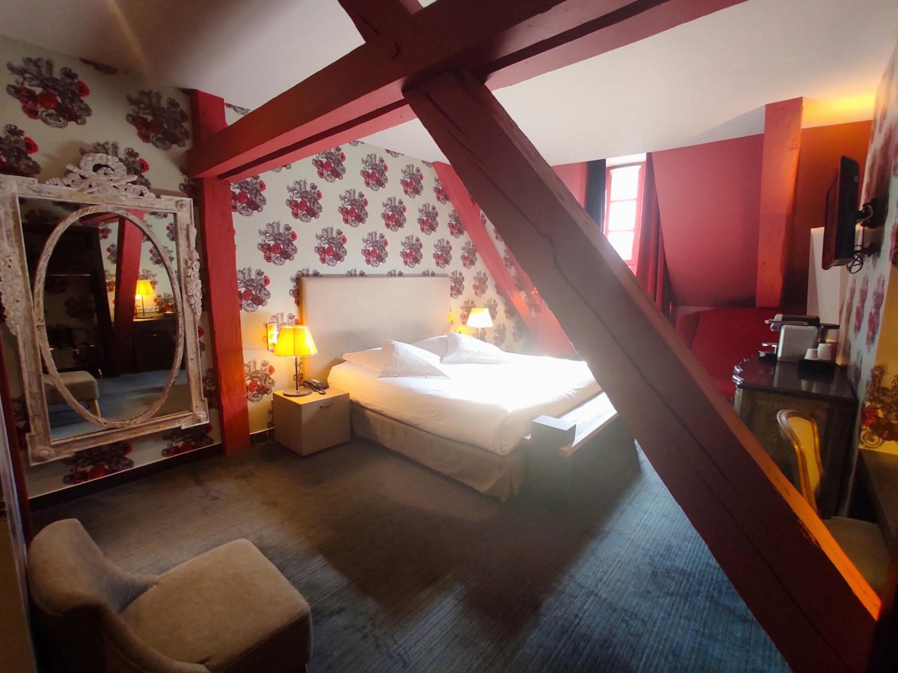 Photo of the whole room, Bed in Hôtel de Paris