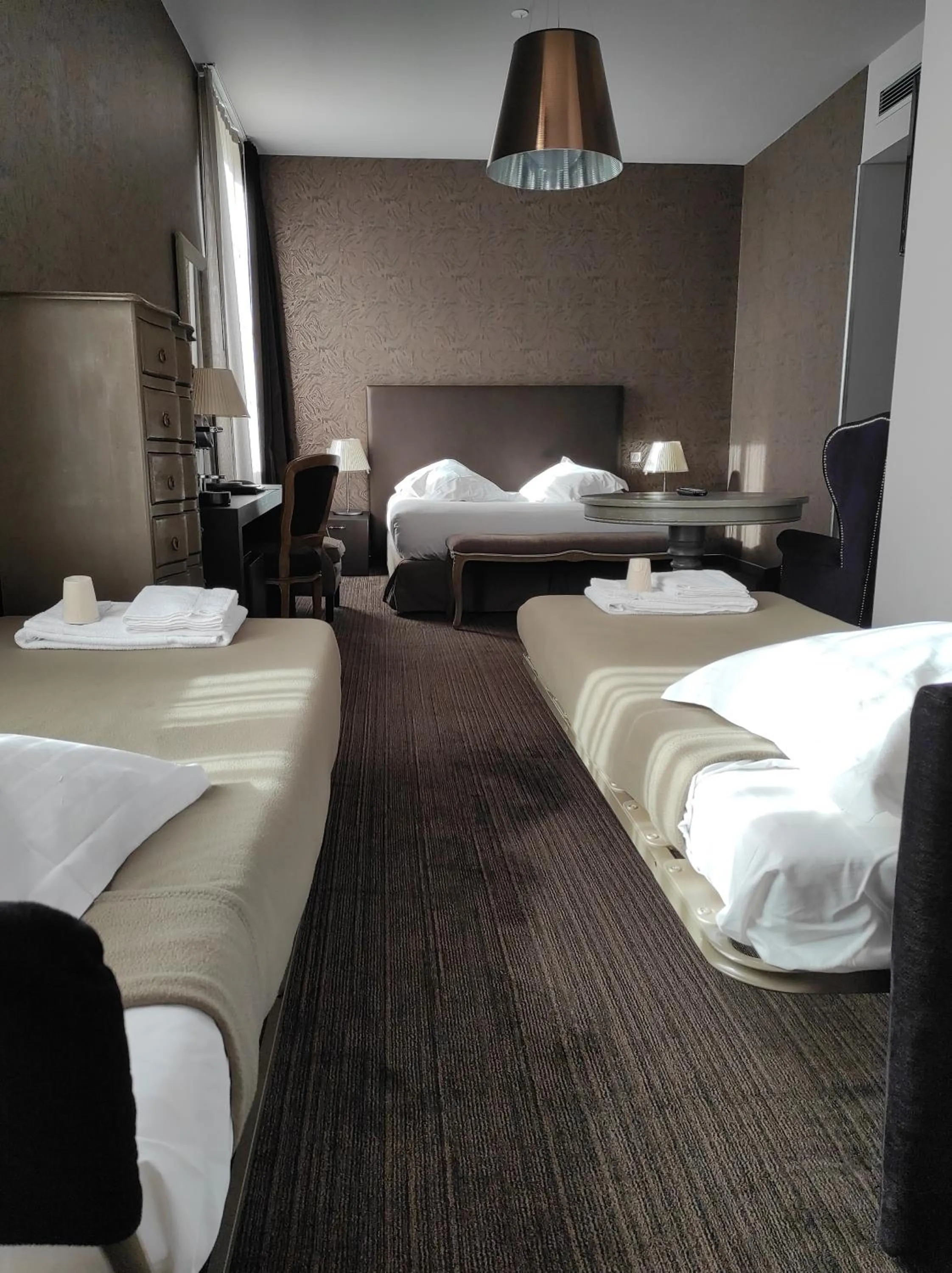 Photo of the whole room, Bed in Hôtel de Paris