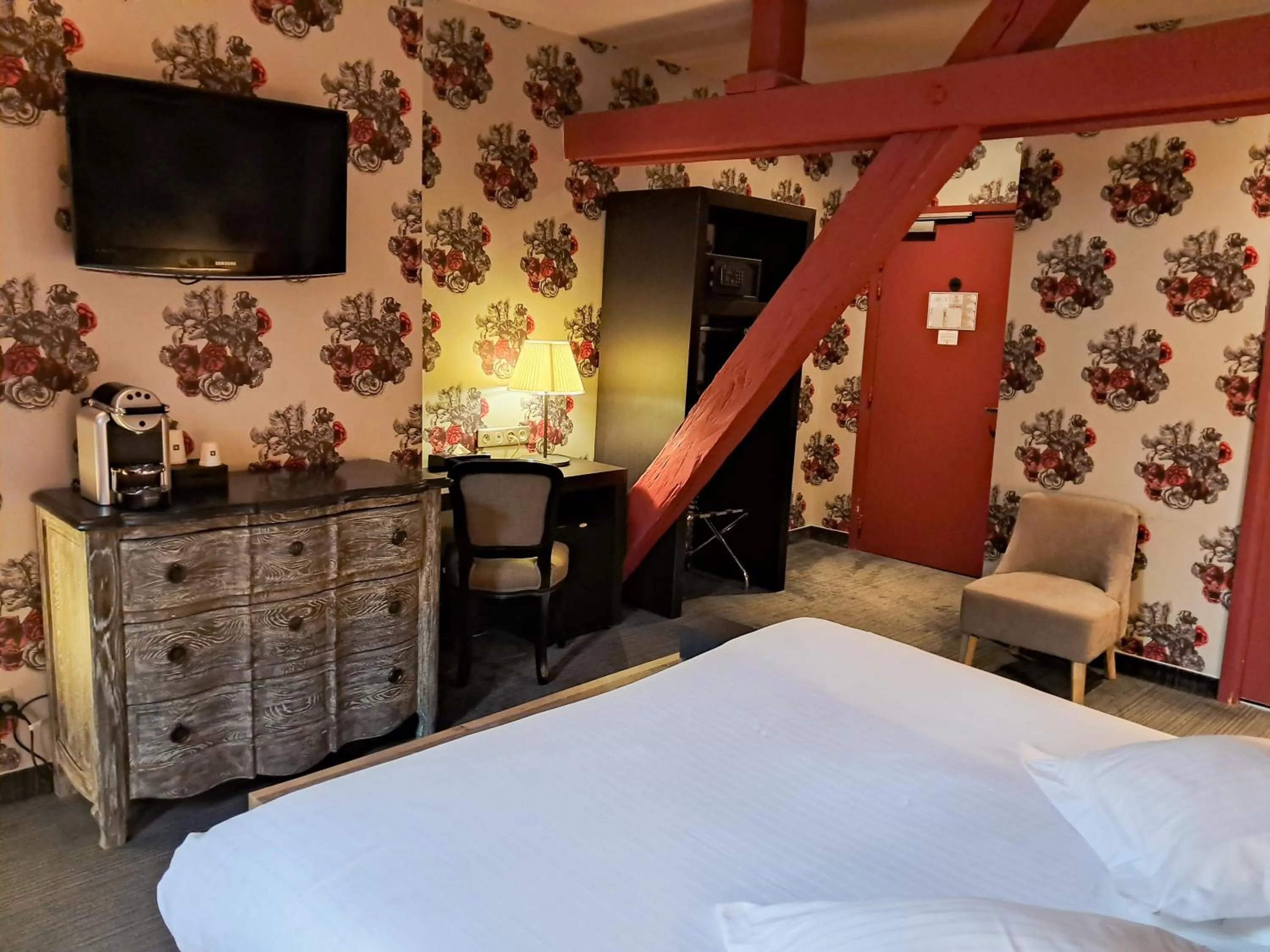 Photo of the whole room, Bed in Hôtel de Paris