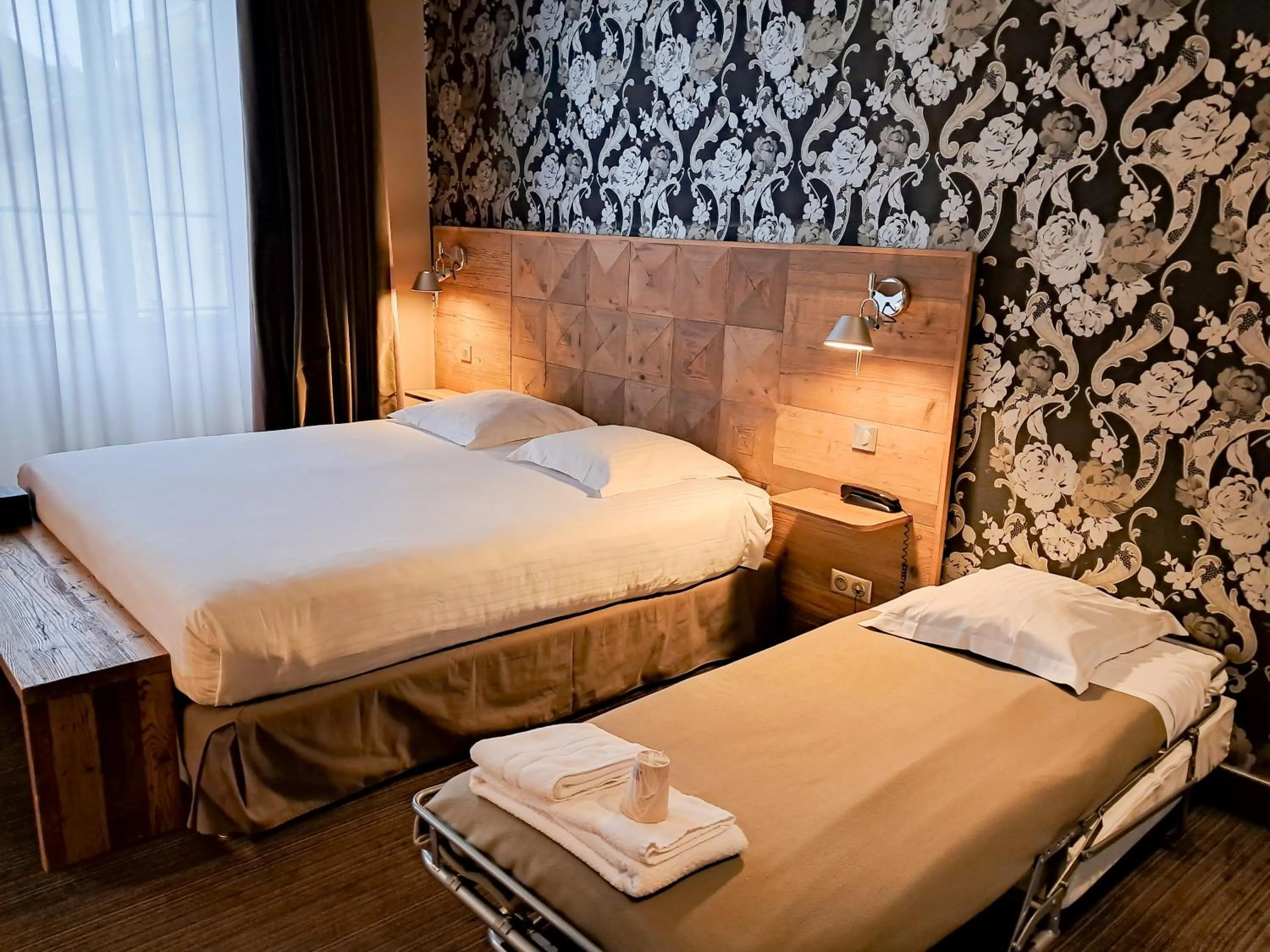 Photo of the whole room, Bed in Hôtel de Paris