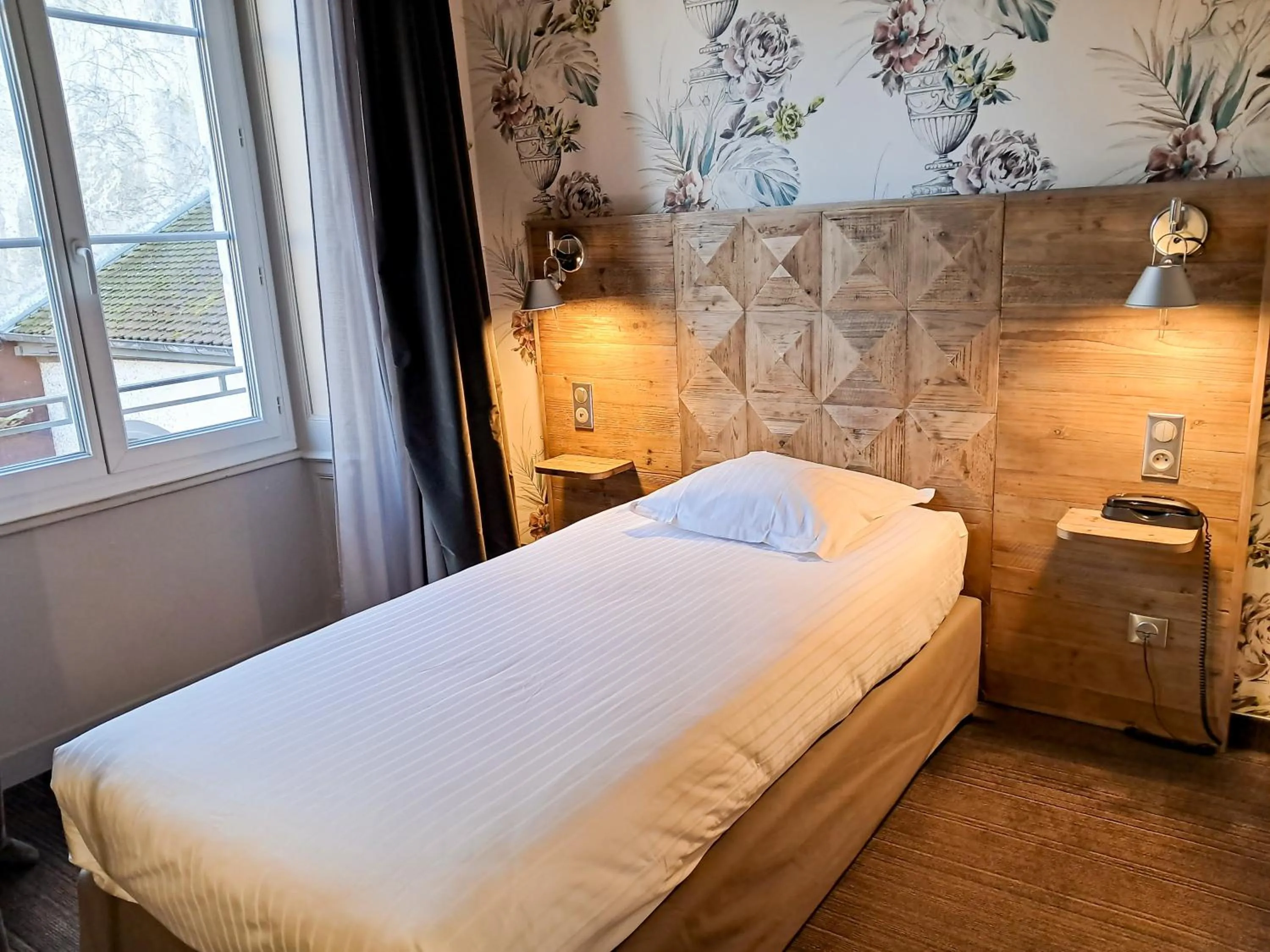 Bedroom, Bed in Hôtel de Paris