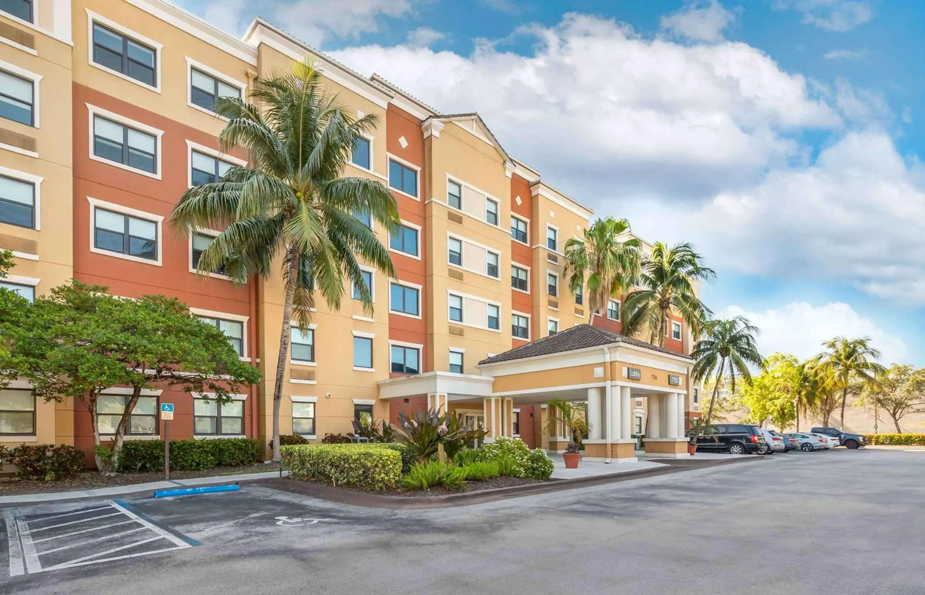 Property building in Extended Stay America Premier Suites - Miami - Airport - Doral - 25th Street Property building in Extended Stay America Premier Suites - Miami - Airport - Doral - 25th Street