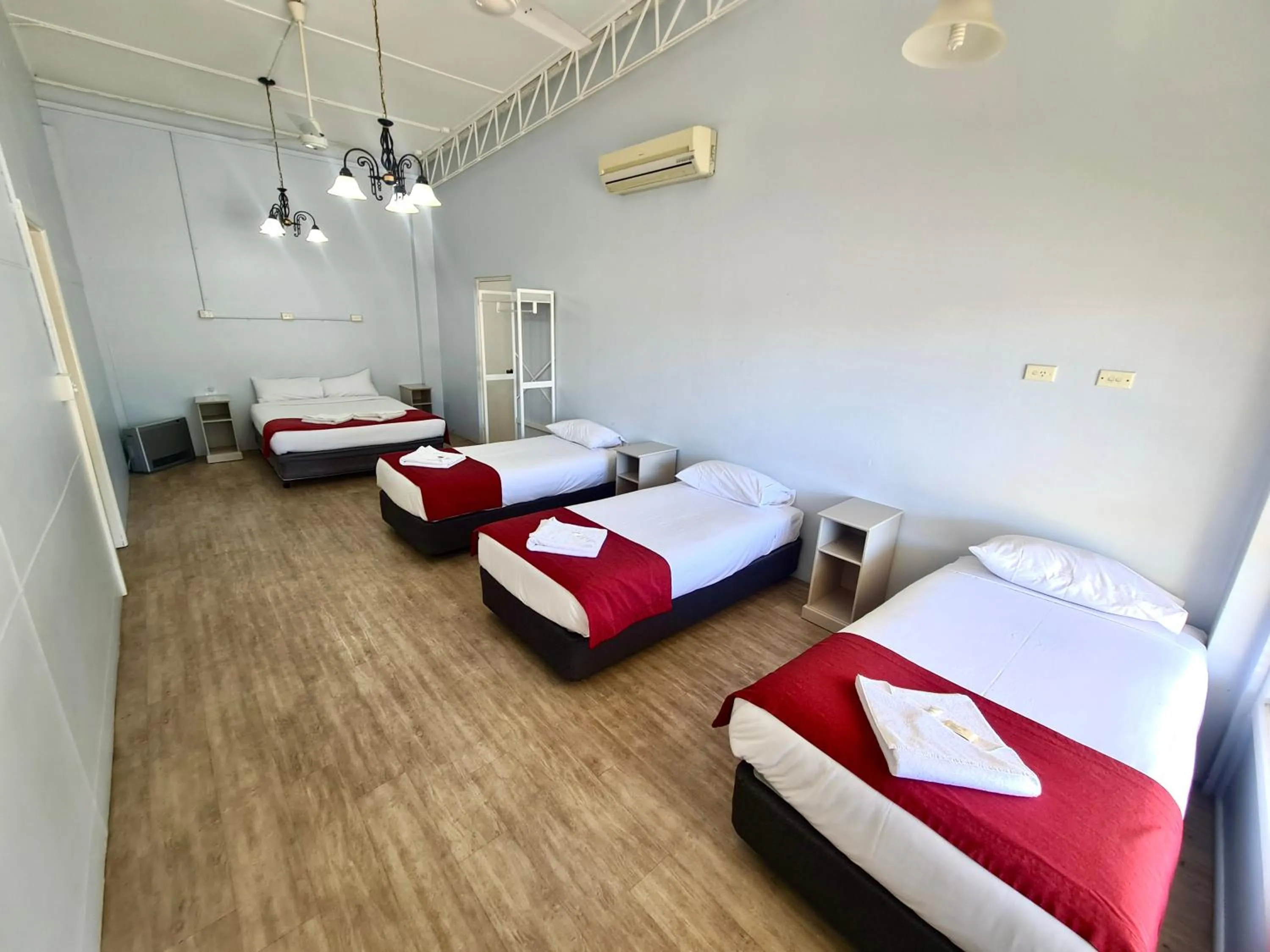 Bedroom, Bed in Bridge Motel Wellington