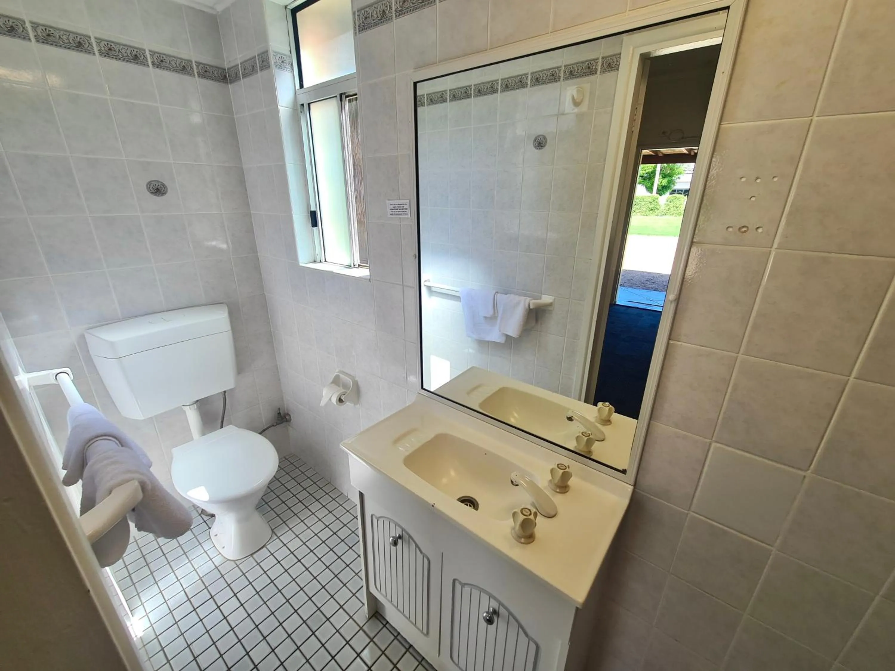 Bathroom in Bridge Motel Wellington