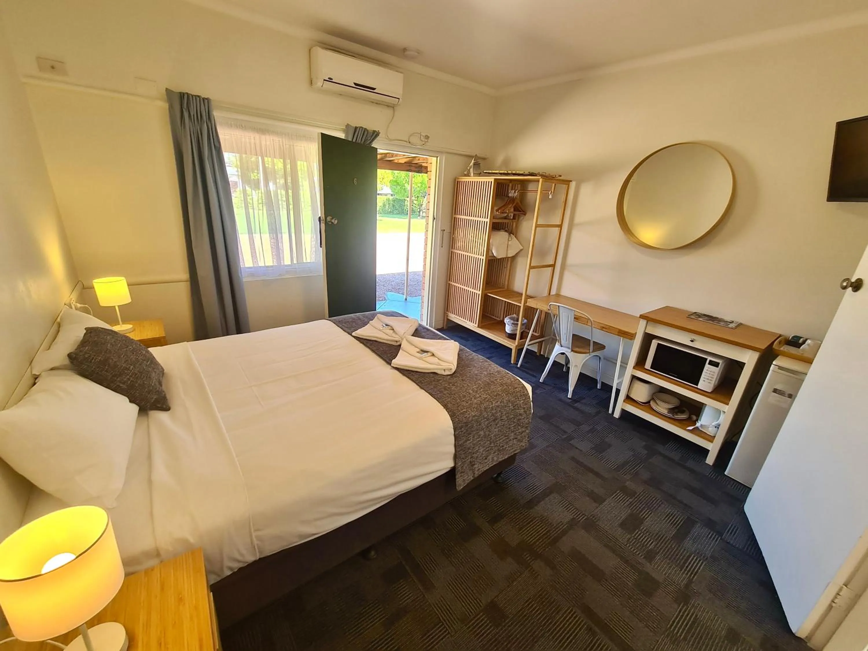 Photo of the whole room, Bed in Bridge Motel Wellington