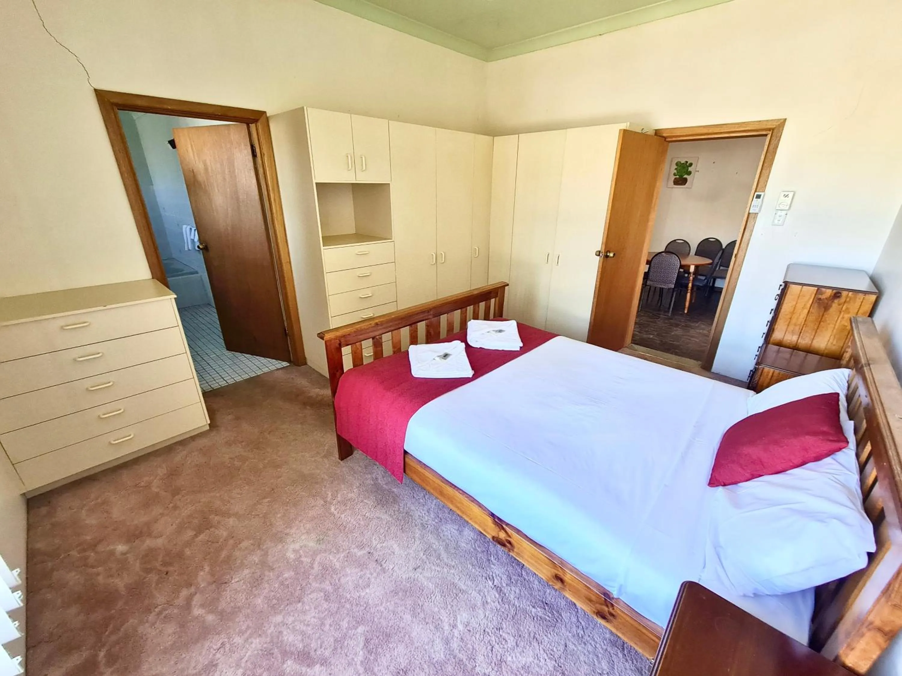 Bedroom, Bed in Bridge Motel Wellington