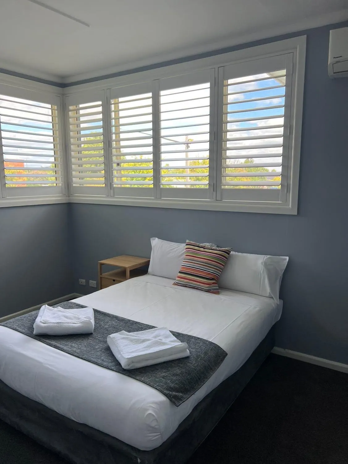 Bed in Bridge Motel Wellington