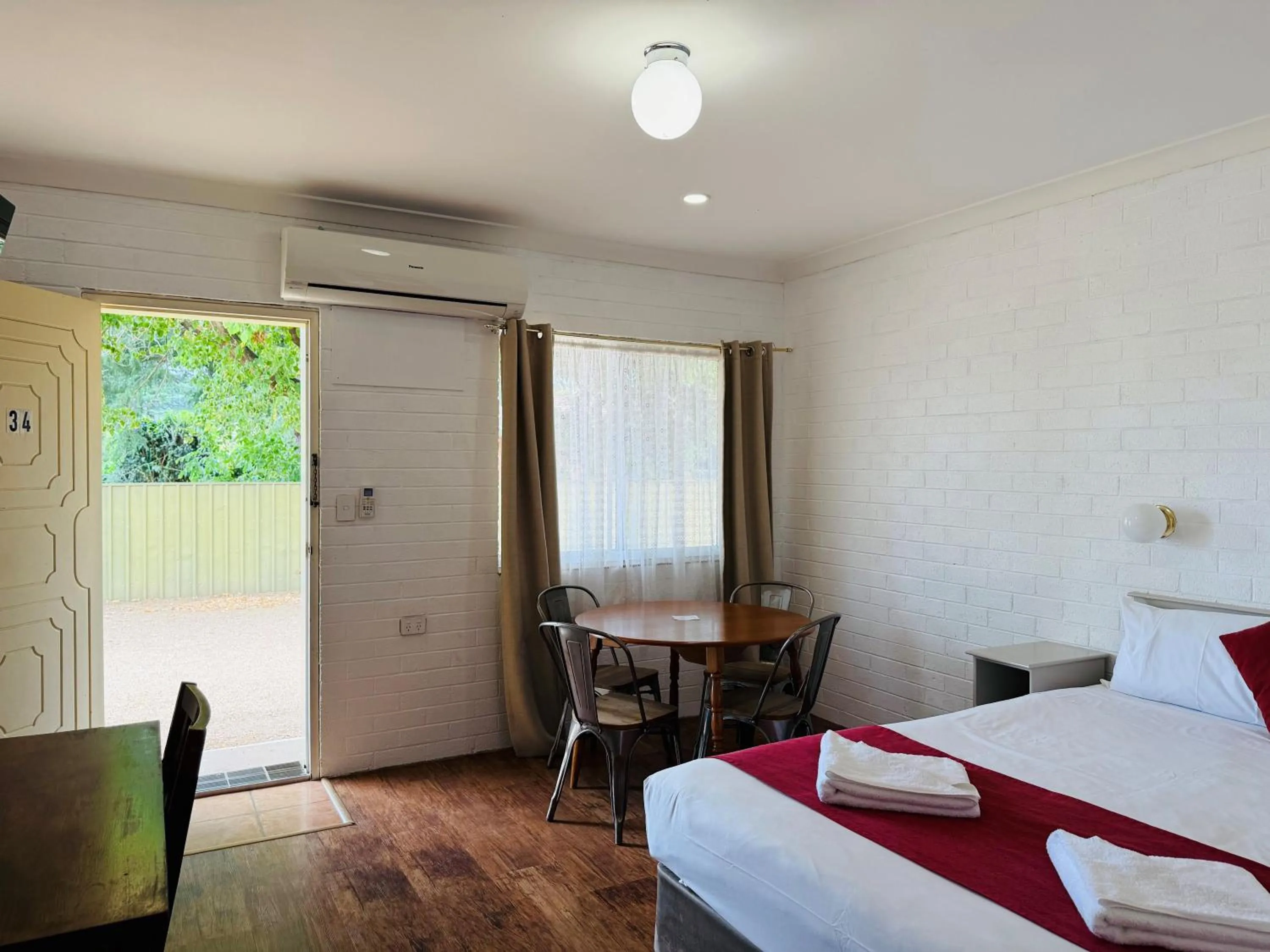 Bed in Bridge Motel Wellington