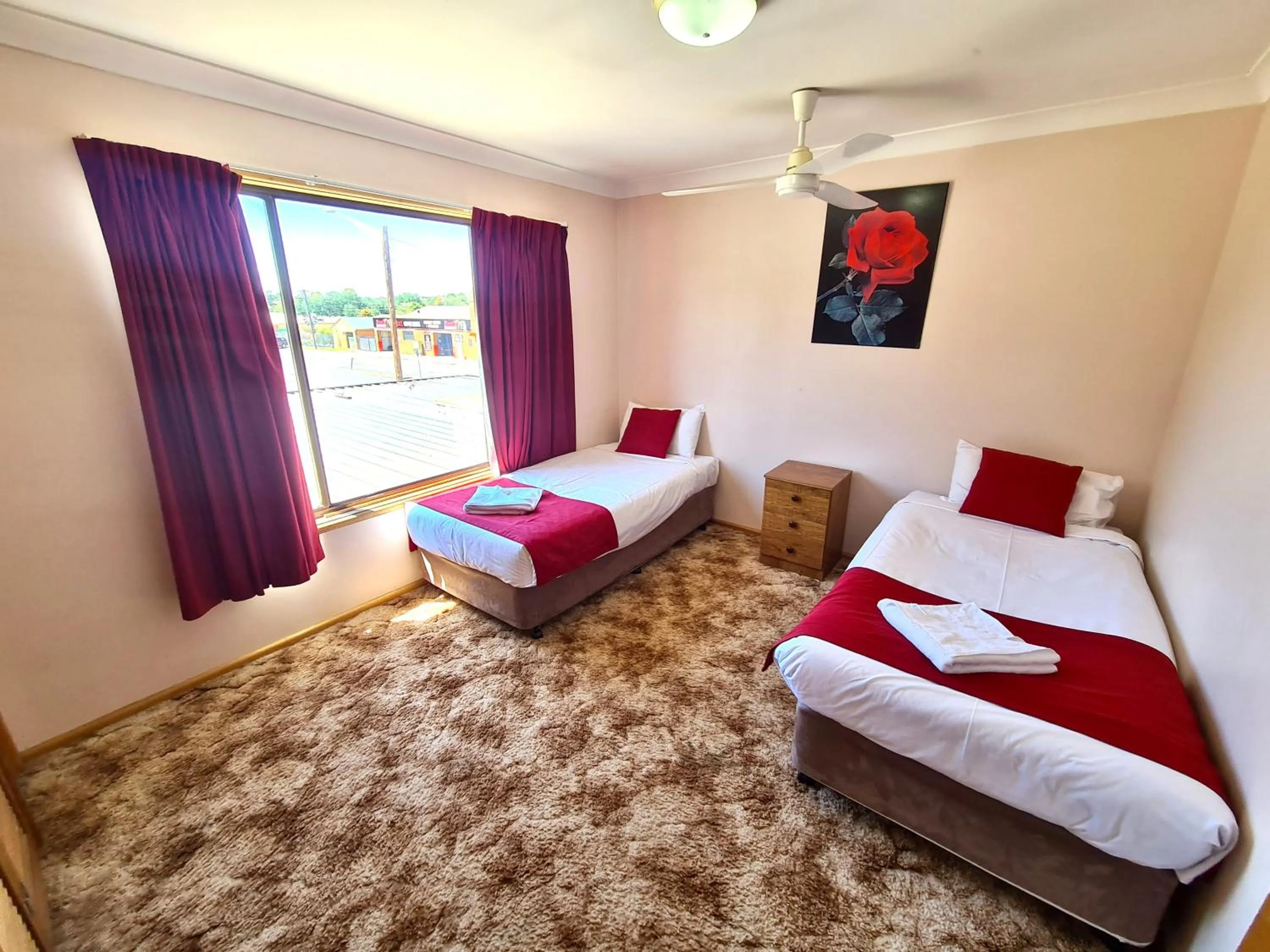 Bedroom, Bed in Bridge Motel Wellington