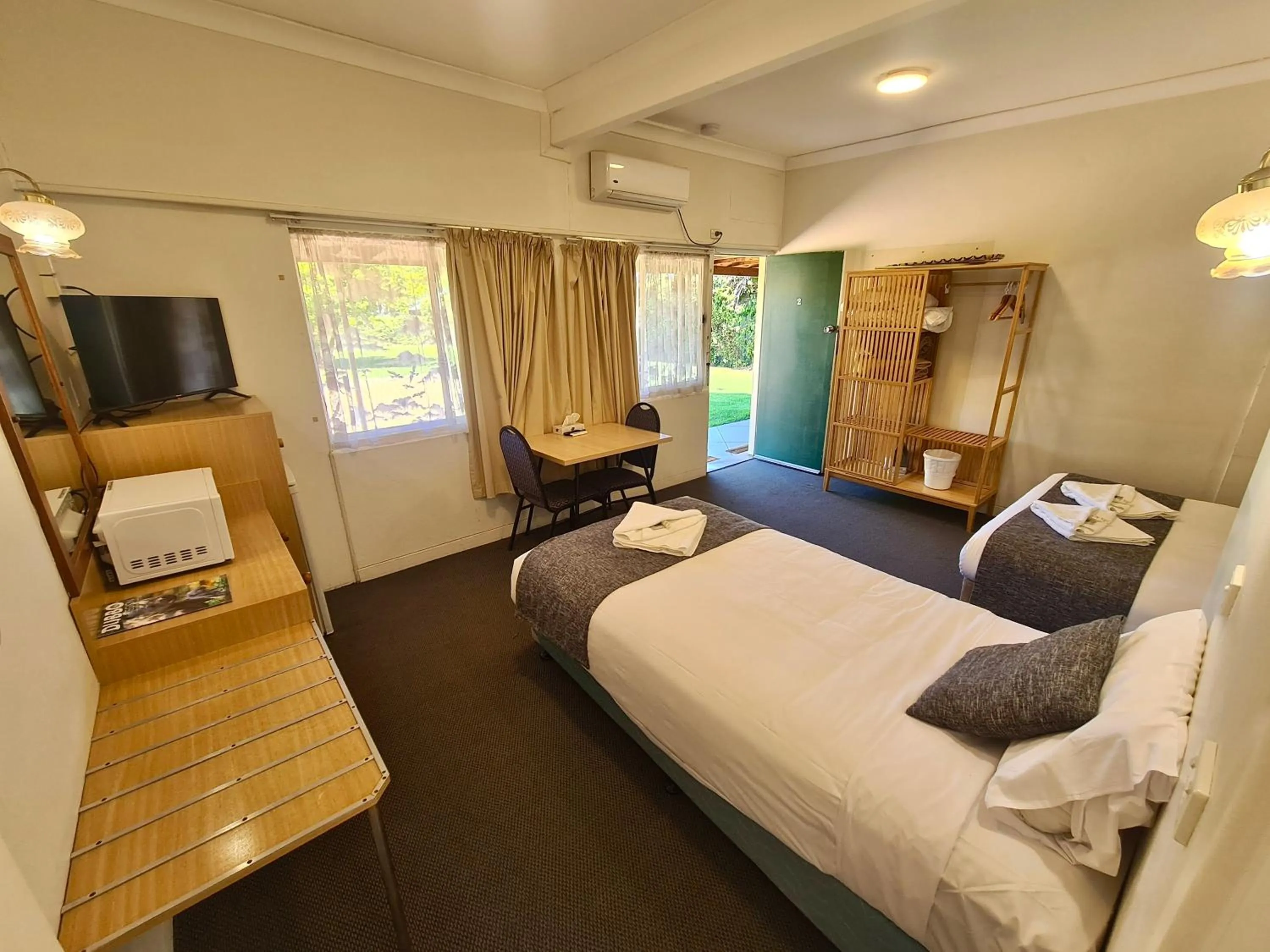Photo of the whole room, Bed in Bridge Motel Wellington
