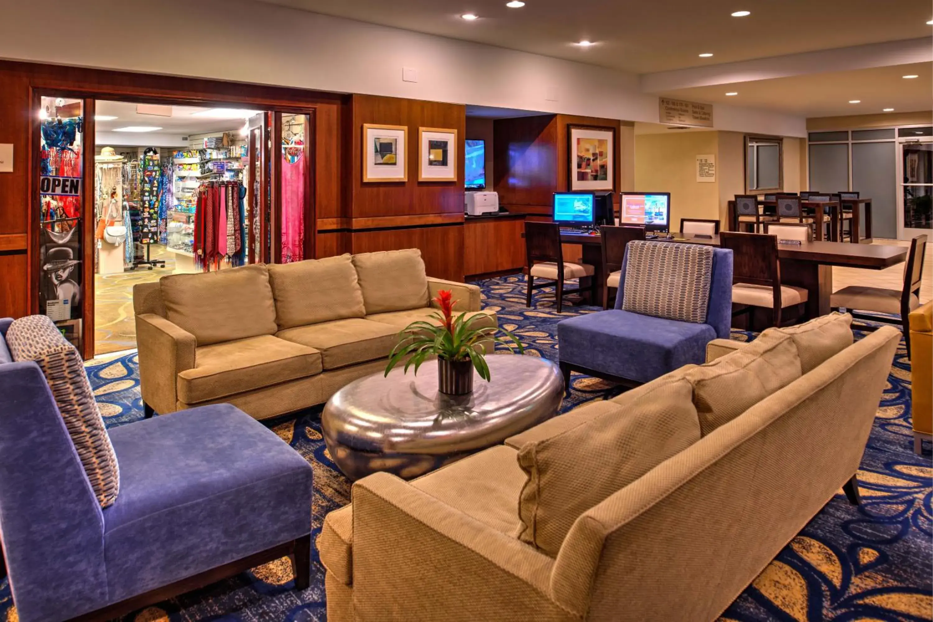 On-site shops, Lounge/Bar in DoubleTree by Hilton Hotel Tampa Airport-Westshore