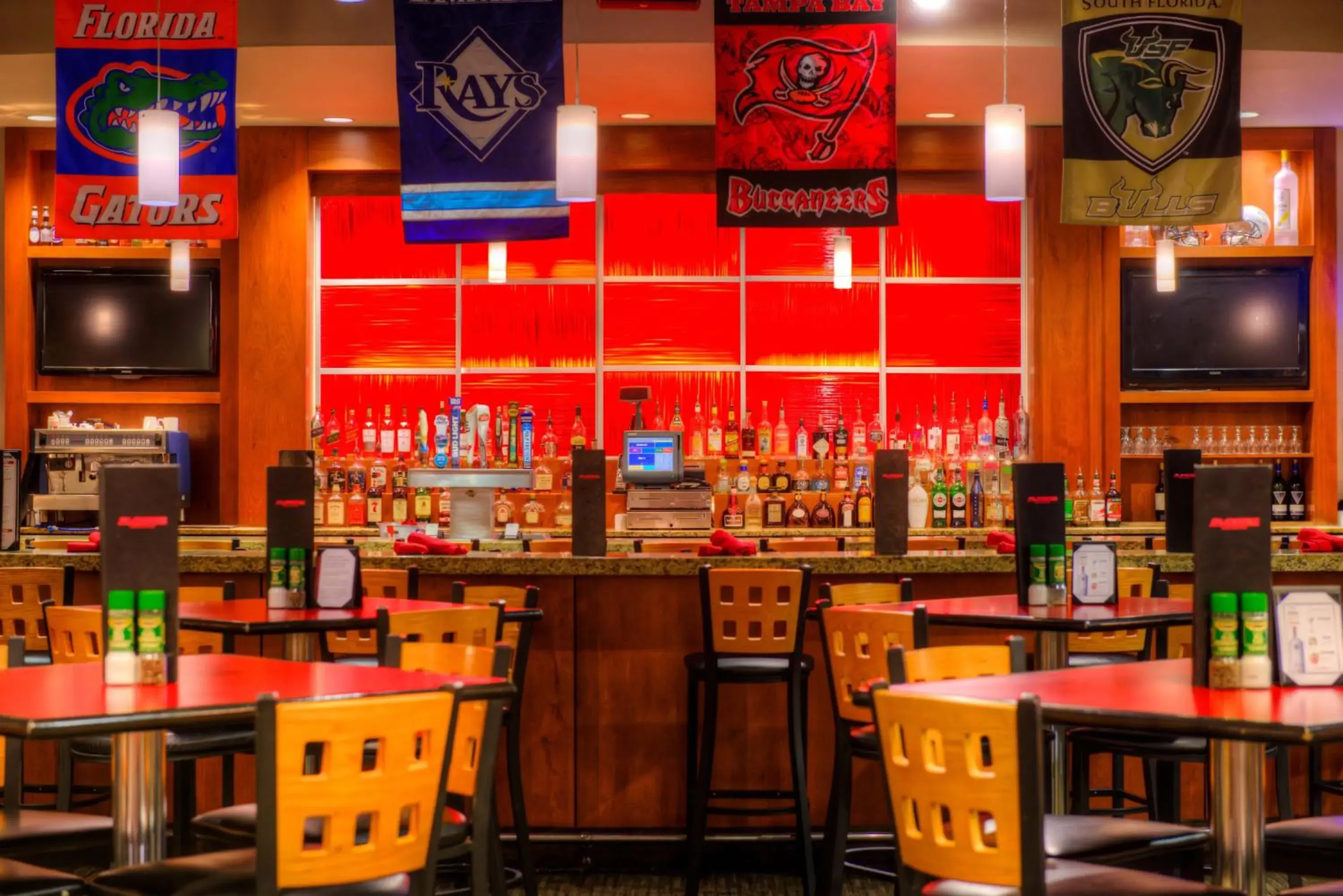 Lounge or bar, Restaurant/Places to Eat in DoubleTree by Hilton Hotel Tampa Airport-Westshore