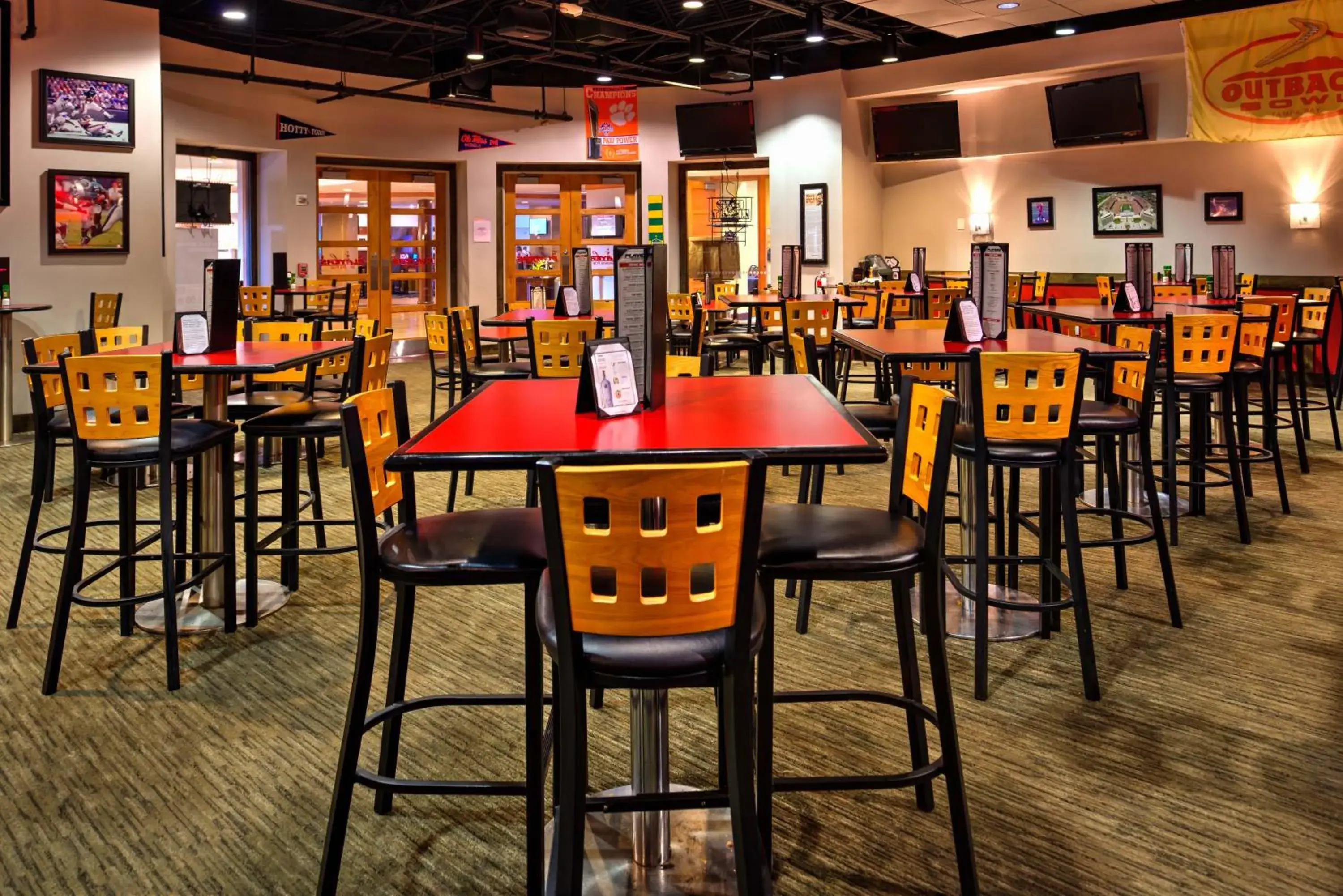 Lounge or bar, Restaurant/Places to Eat in DoubleTree by Hilton Hotel Tampa Airport-Westshore