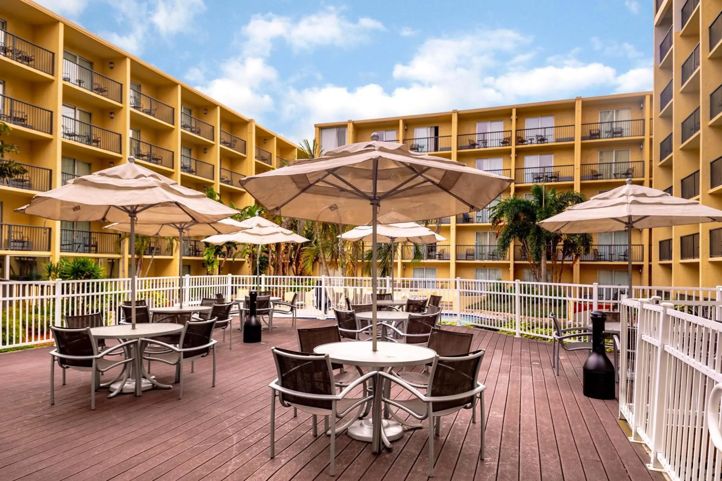 Balcony/Terrace, Restaurant/Places to Eat in DoubleTree by Hilton Hotel Tampa Airport-Westshore