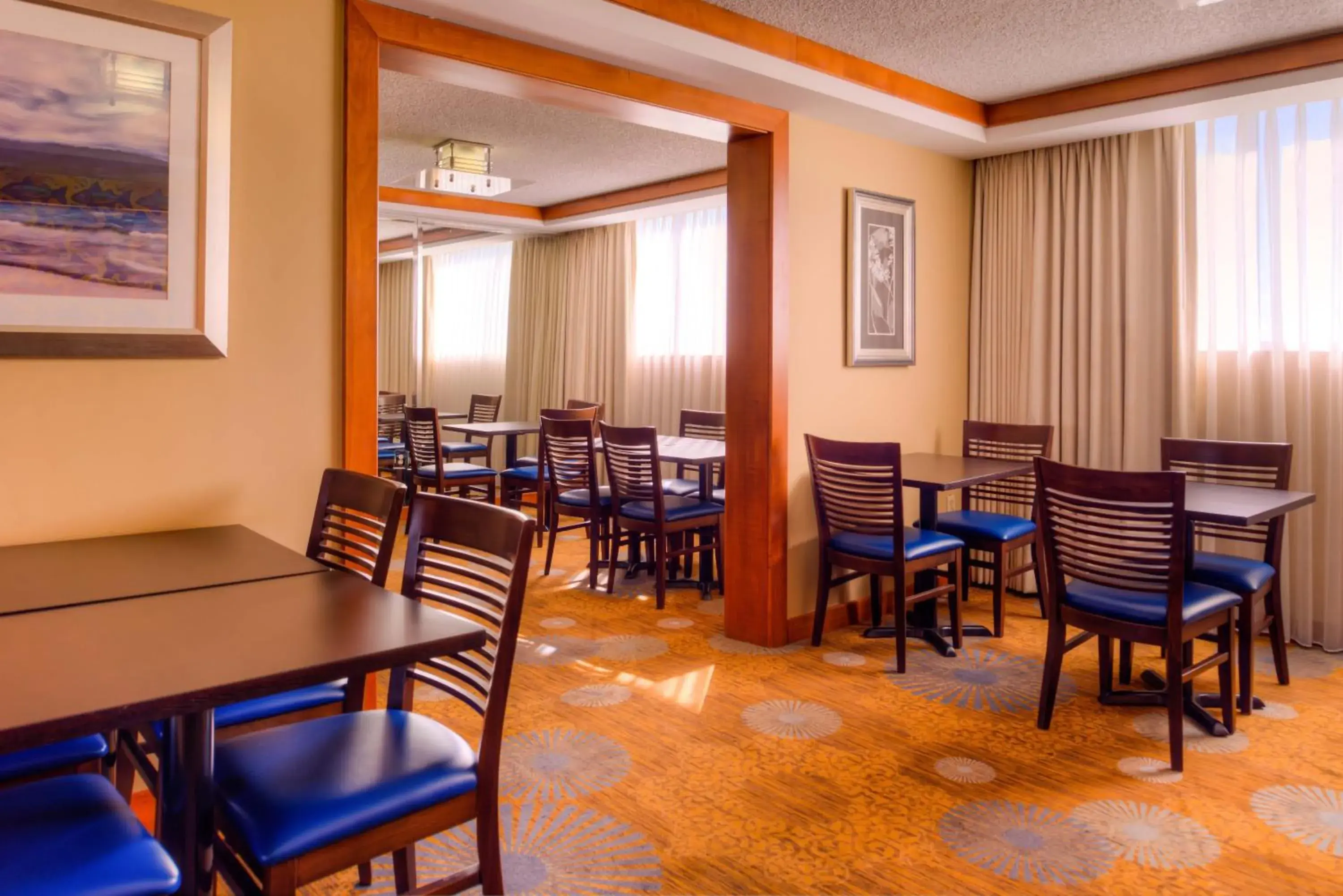 Communal lounge/ TV room, Restaurant/Places to Eat in DoubleTree by Hilton Hotel Tampa Airport-Westshore