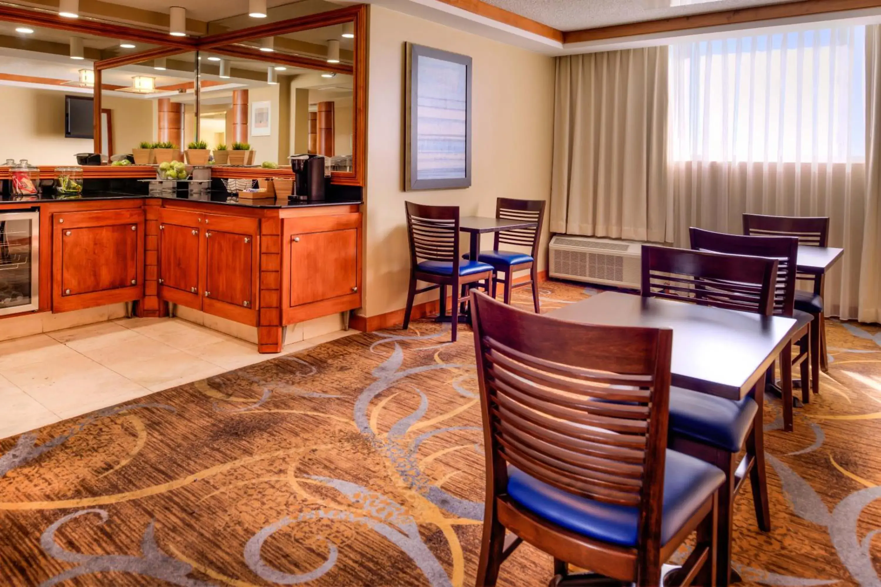 Communal lounge/ TV room, Restaurant/Places to Eat in DoubleTree by Hilton Hotel Tampa Airport-Westshore