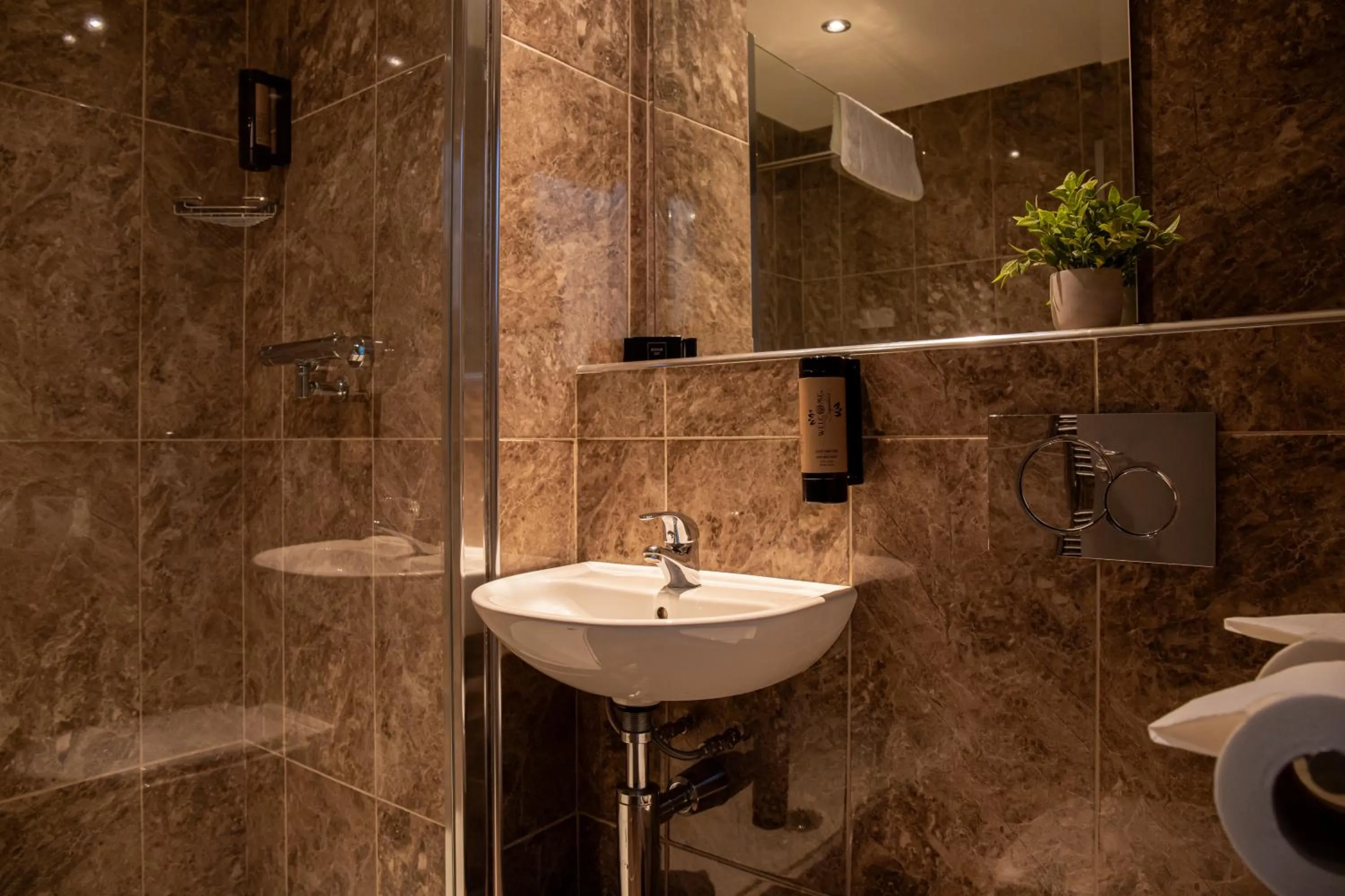 Bathroom in The Enniskillen Hotel and Motel