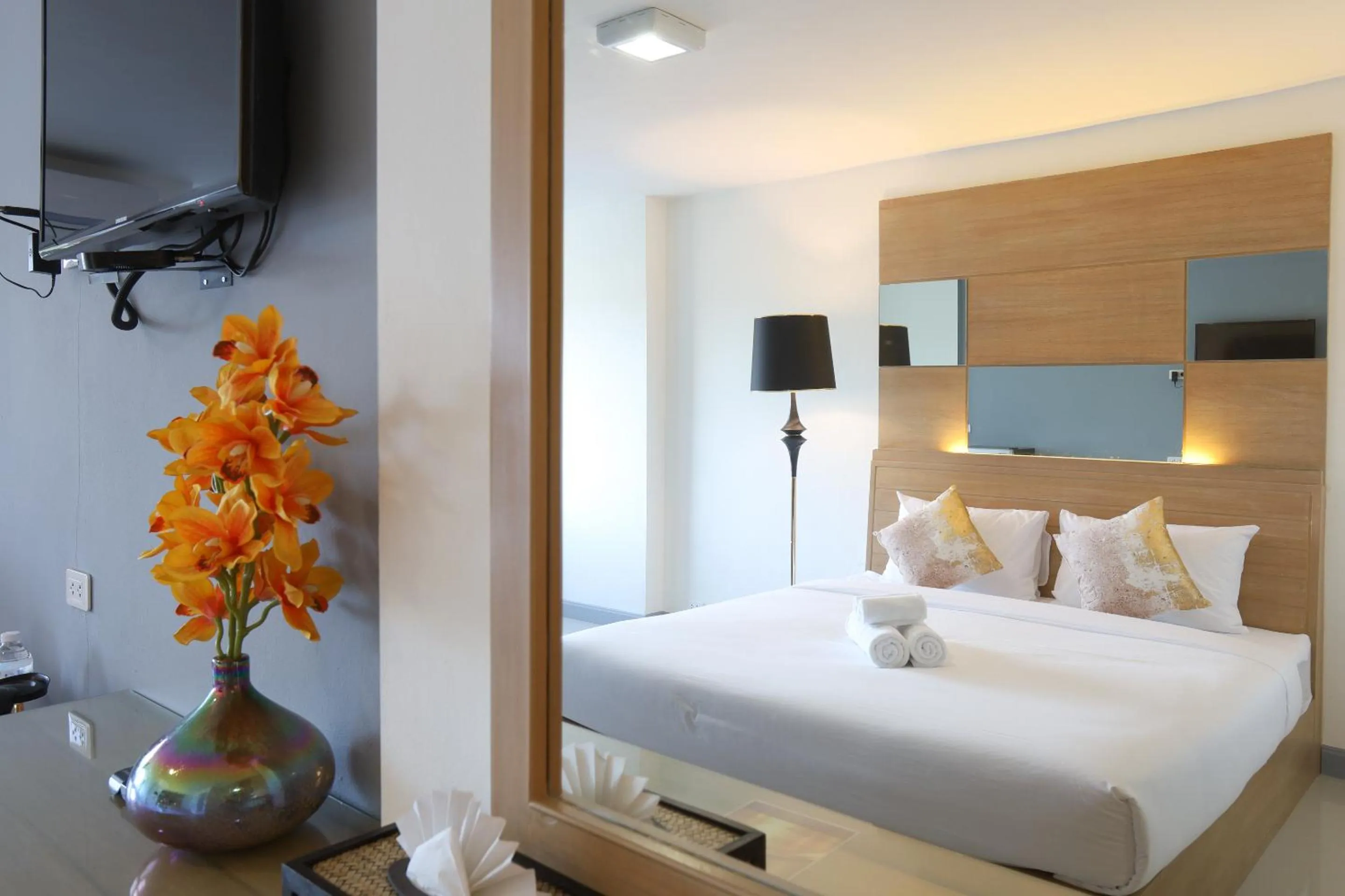 Communal lounge/ TV room, Bed in The Greenery central suite & hotel