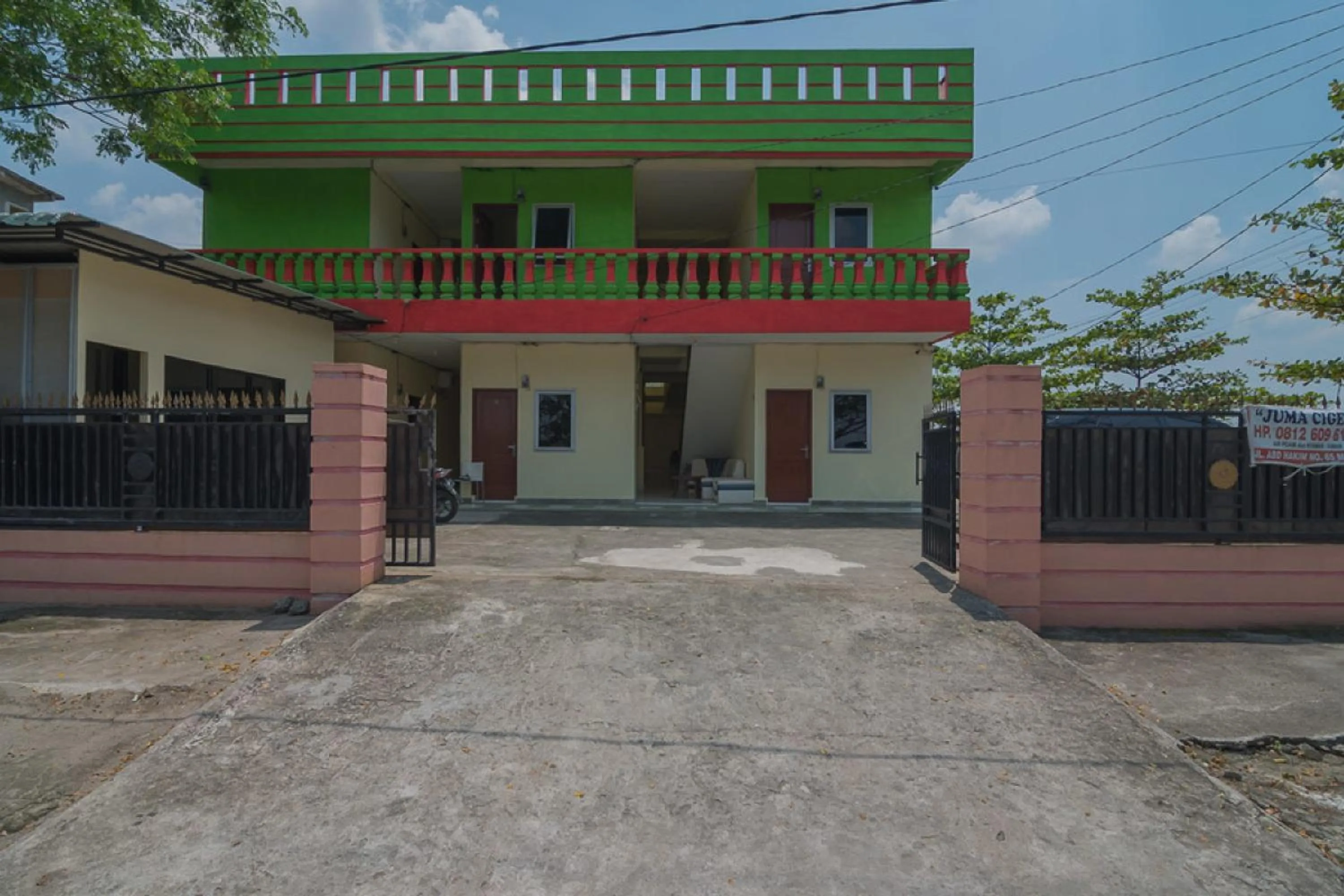 Facade/entrance in RedDoorz near Politeknik Negeri Medan