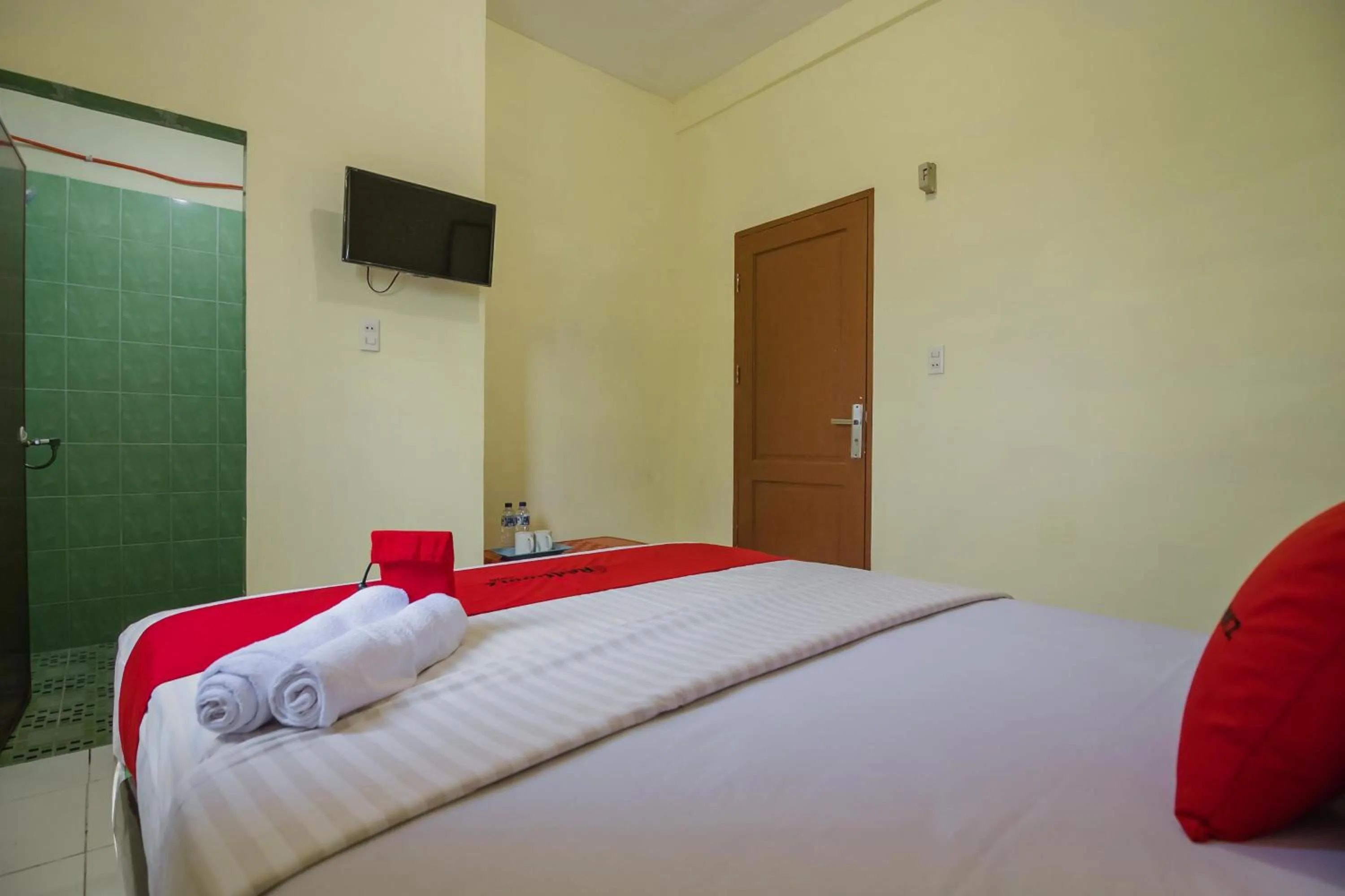 Bedroom, Bed in RedDoorz near Politeknik Negeri Medan