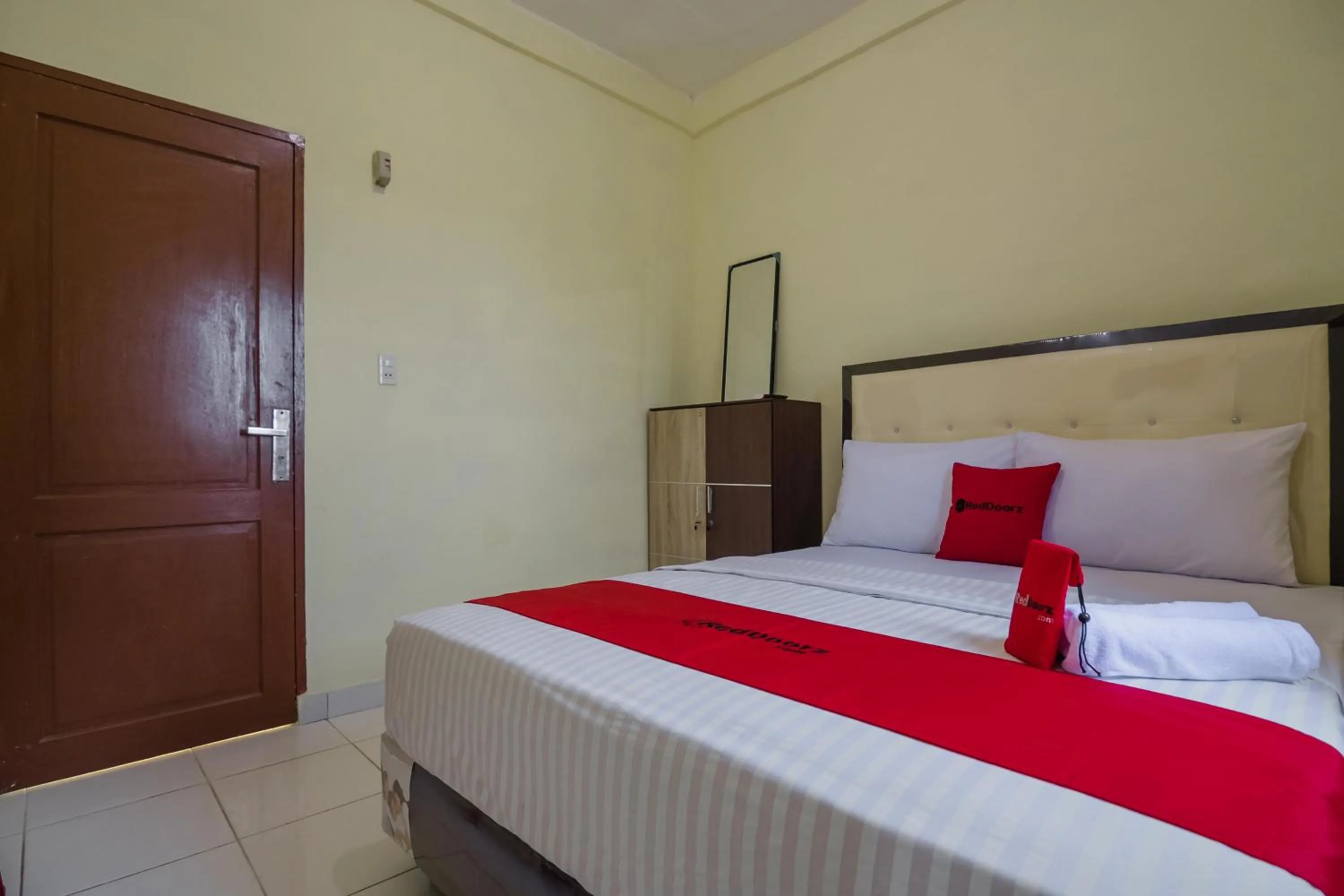 Bedroom, Bed in RedDoorz near Politeknik Negeri Medan