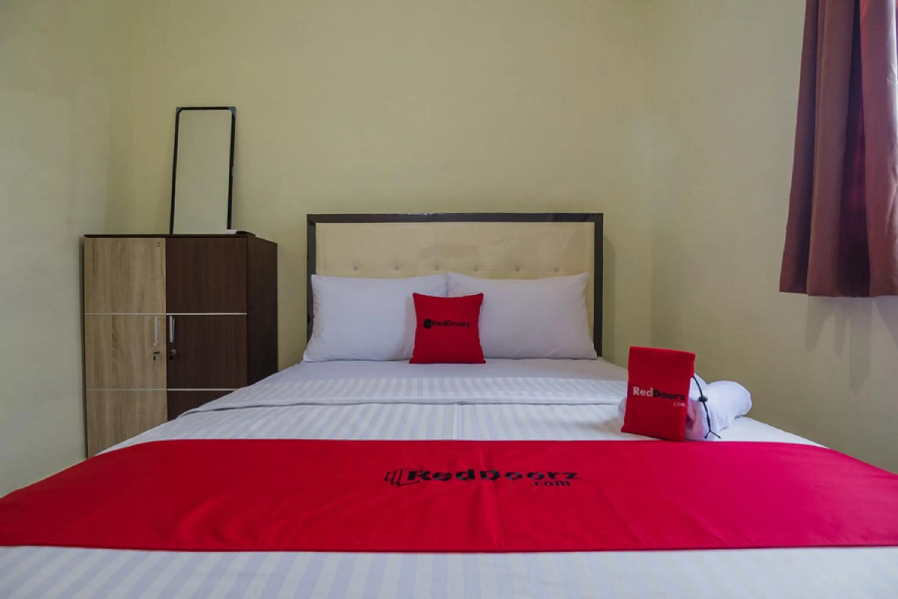 Bedroom, Bed in RedDoorz near Politeknik Negeri Medan