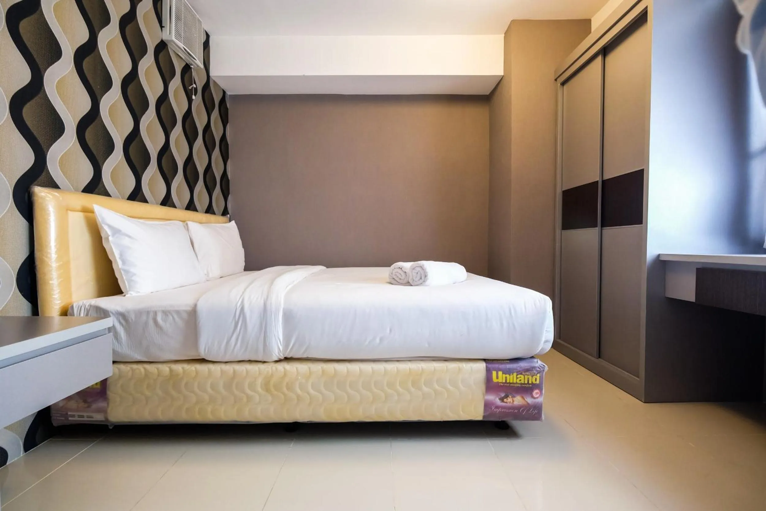 Bedroom, Bed in Modern and Comfort 2BR Bassura City Apartment By Travelio