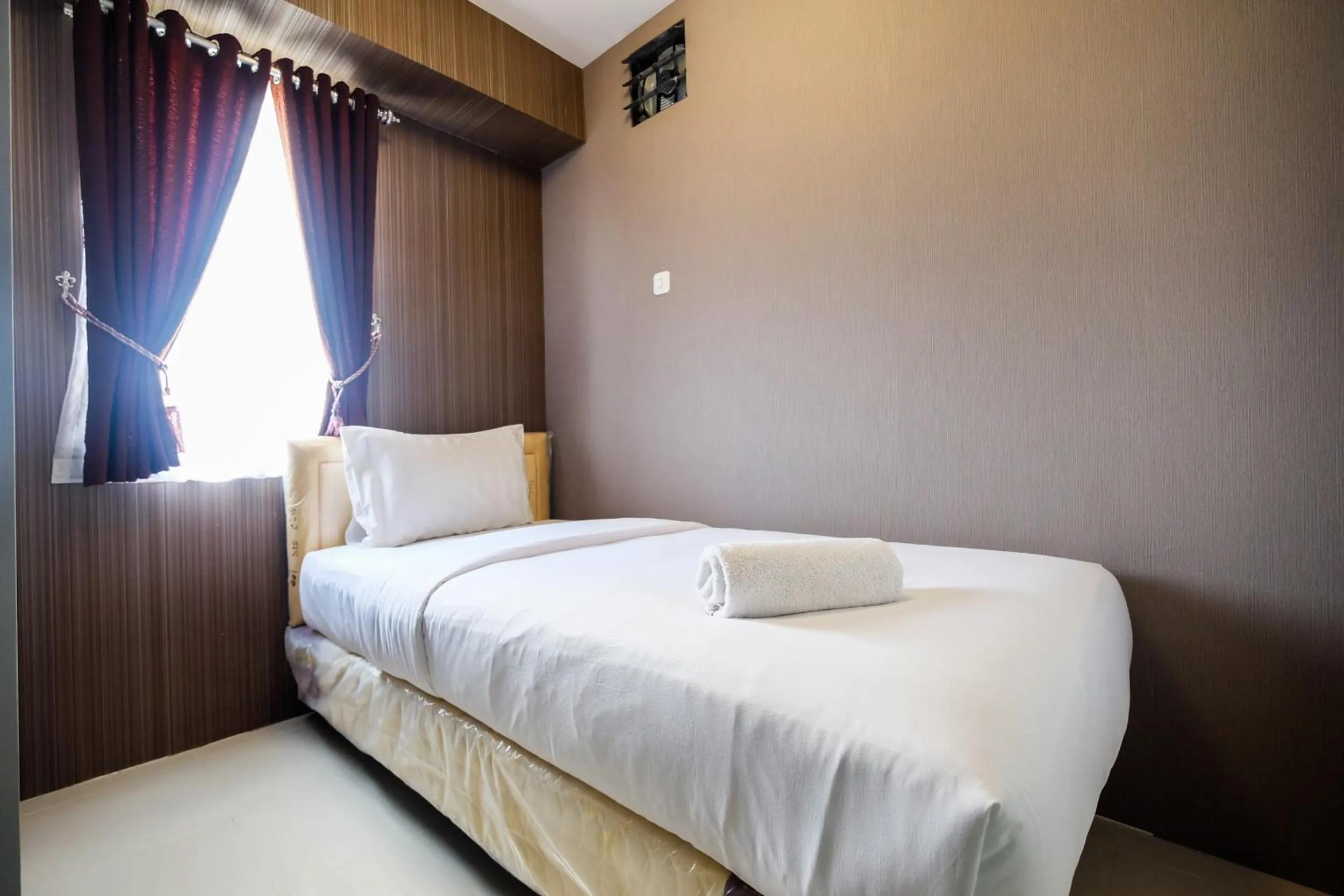 Bedroom, Bed in Modern and Comfort 2BR Bassura City Apartment By Travelio