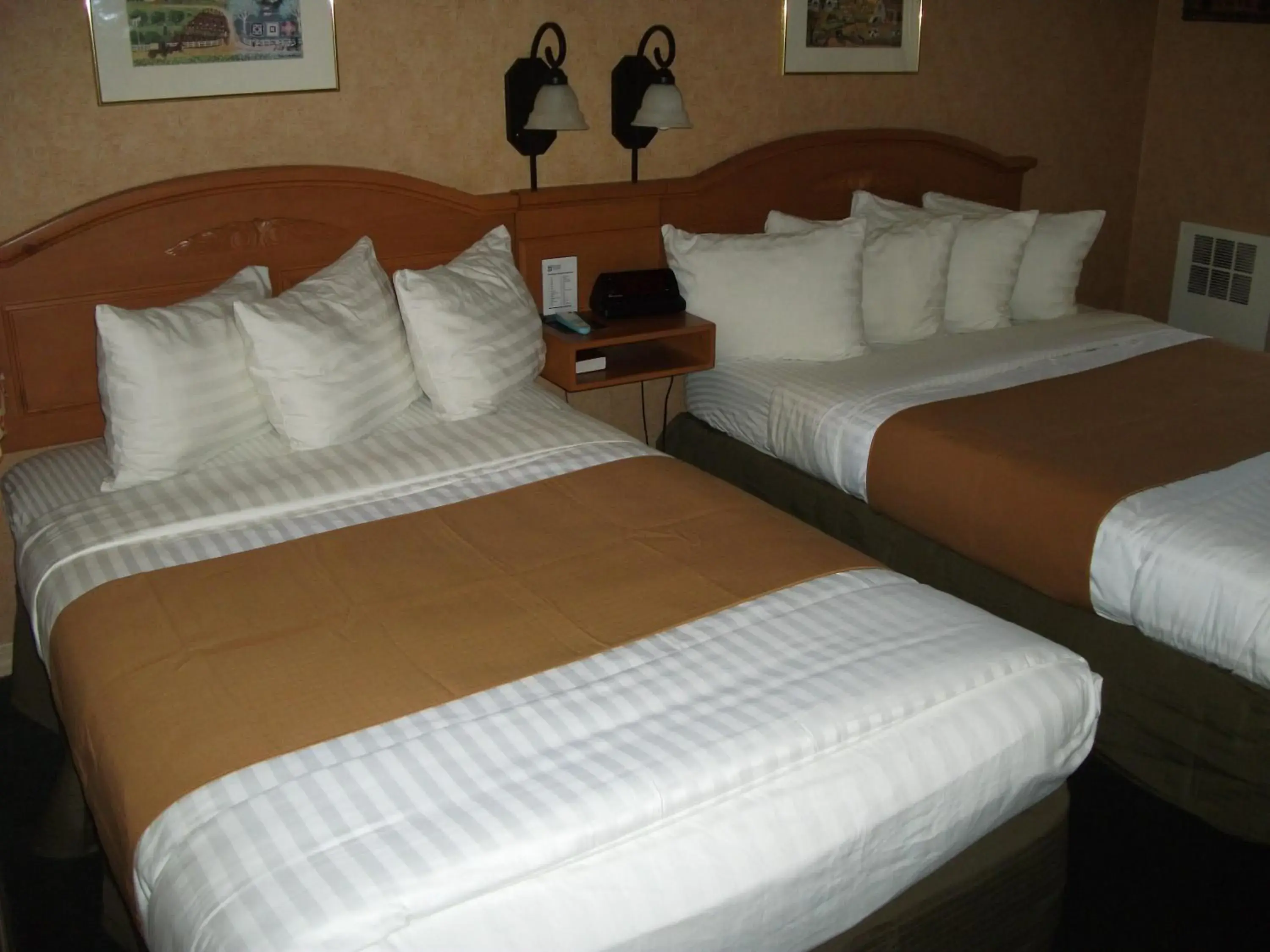 Photo of the whole room, Bed in Pepper Tree Inn Tahoe City Photo of the whole room, Bed in Pepper Tree Inn Tahoe City