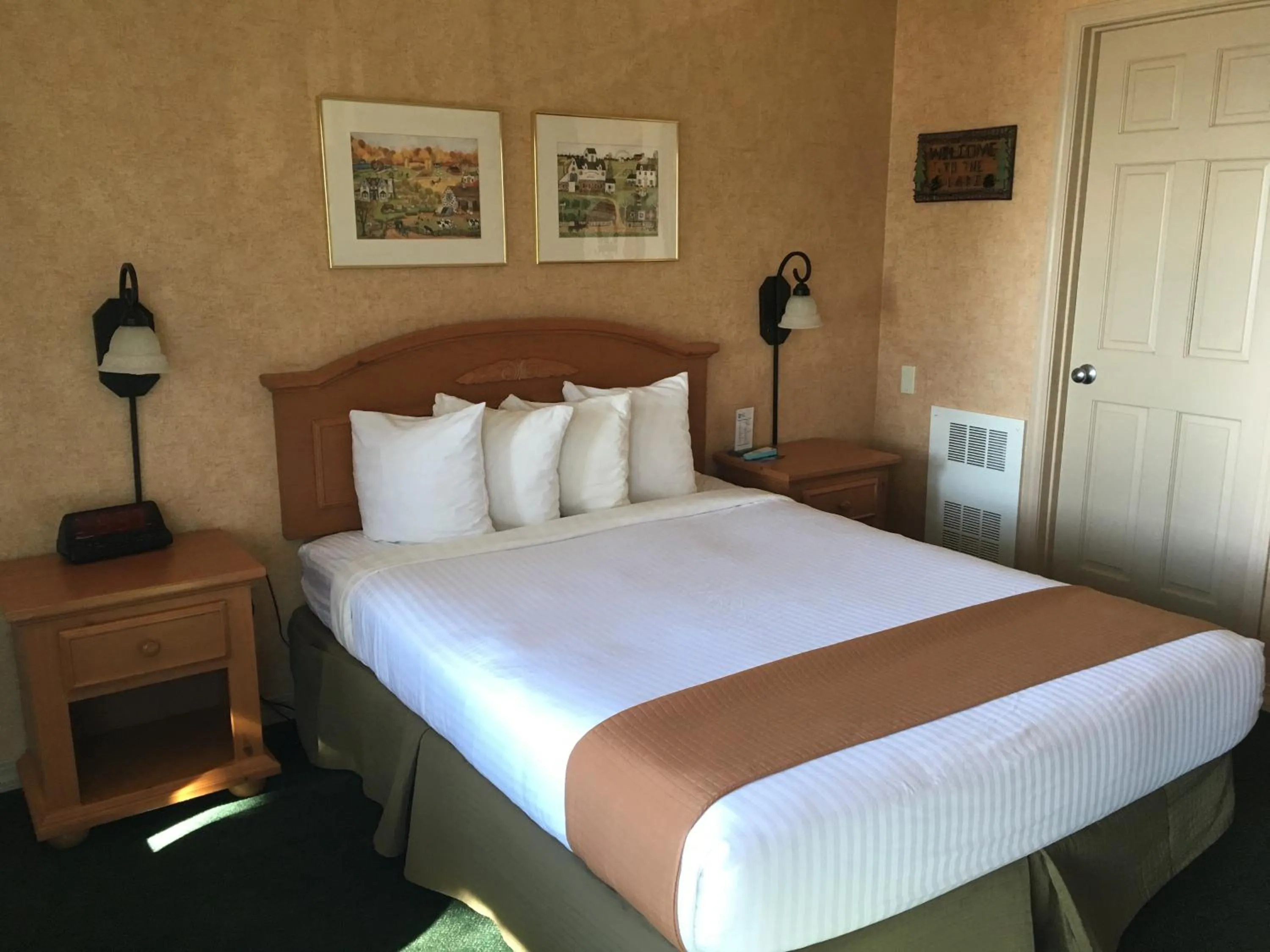 Bed in Pepper Tree Inn Tahoe City