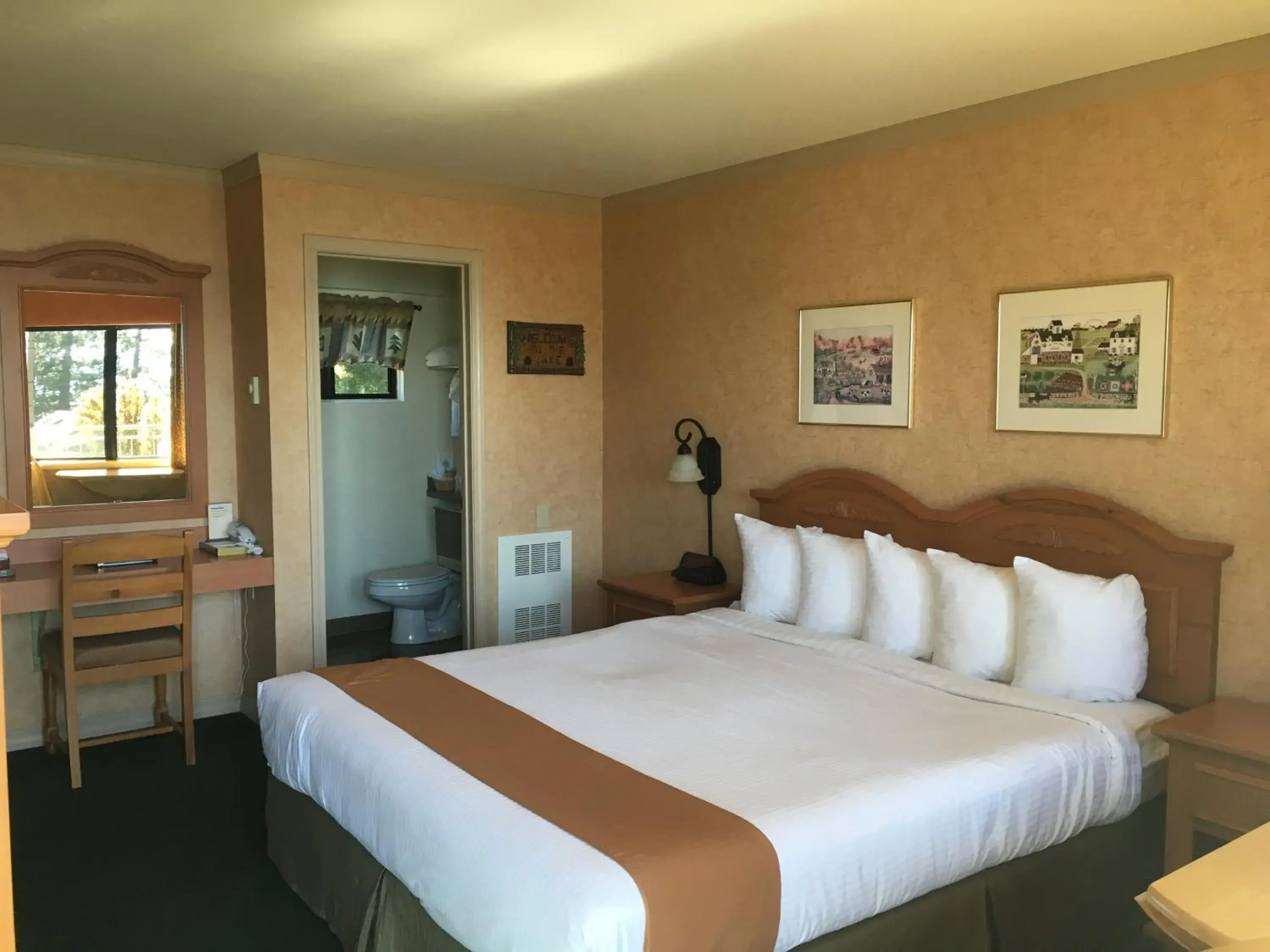 Photo of the whole room, Bed in Pepper Tree Inn Tahoe City Photo of the whole room, Bed in Pepper Tree Inn Tahoe City