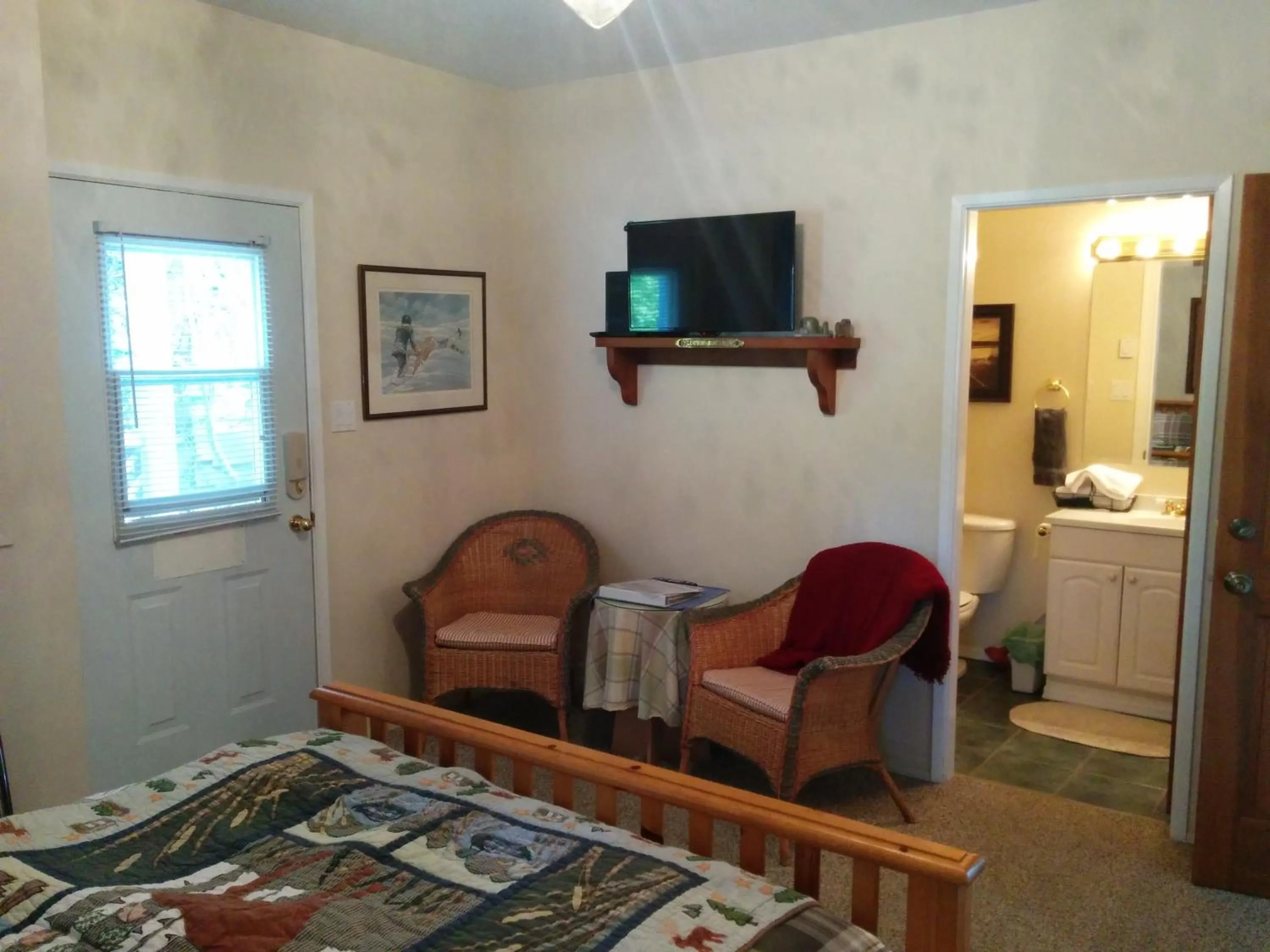 Photo of the whole room, Bed in Salty Towers Ocean Front Cottages
