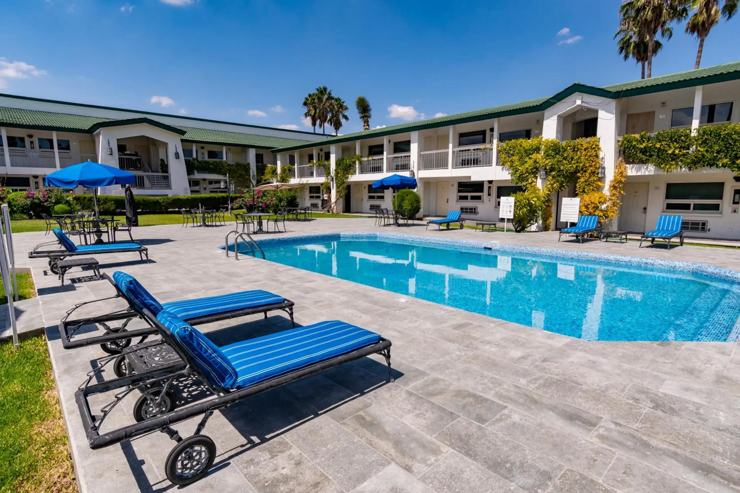 Swimming pool in Quinta Dorada Hotel & Suites Swimming pool in Quinta Dorada Hotel & Suites
