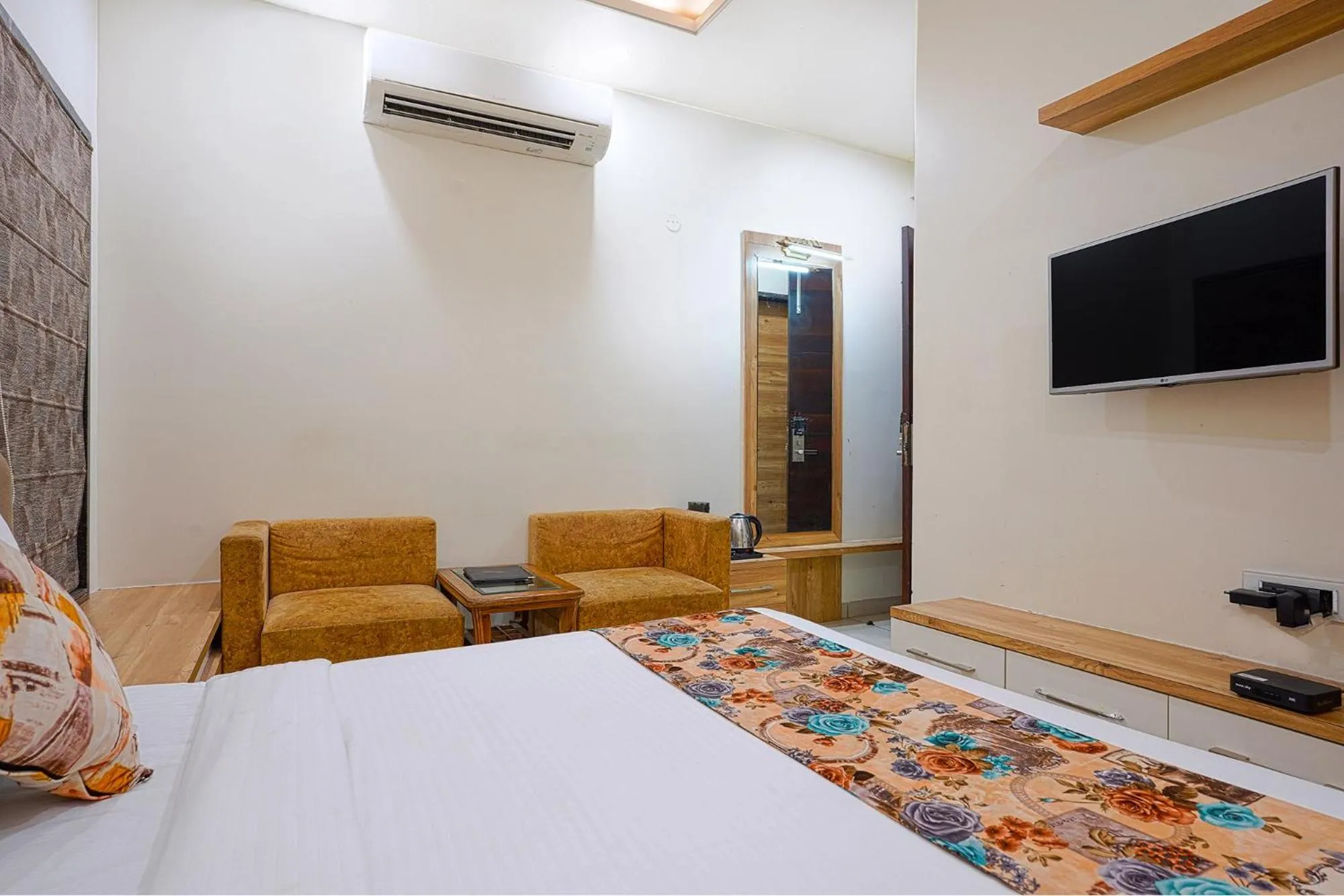 Bed in FabHotel Jwel Palace